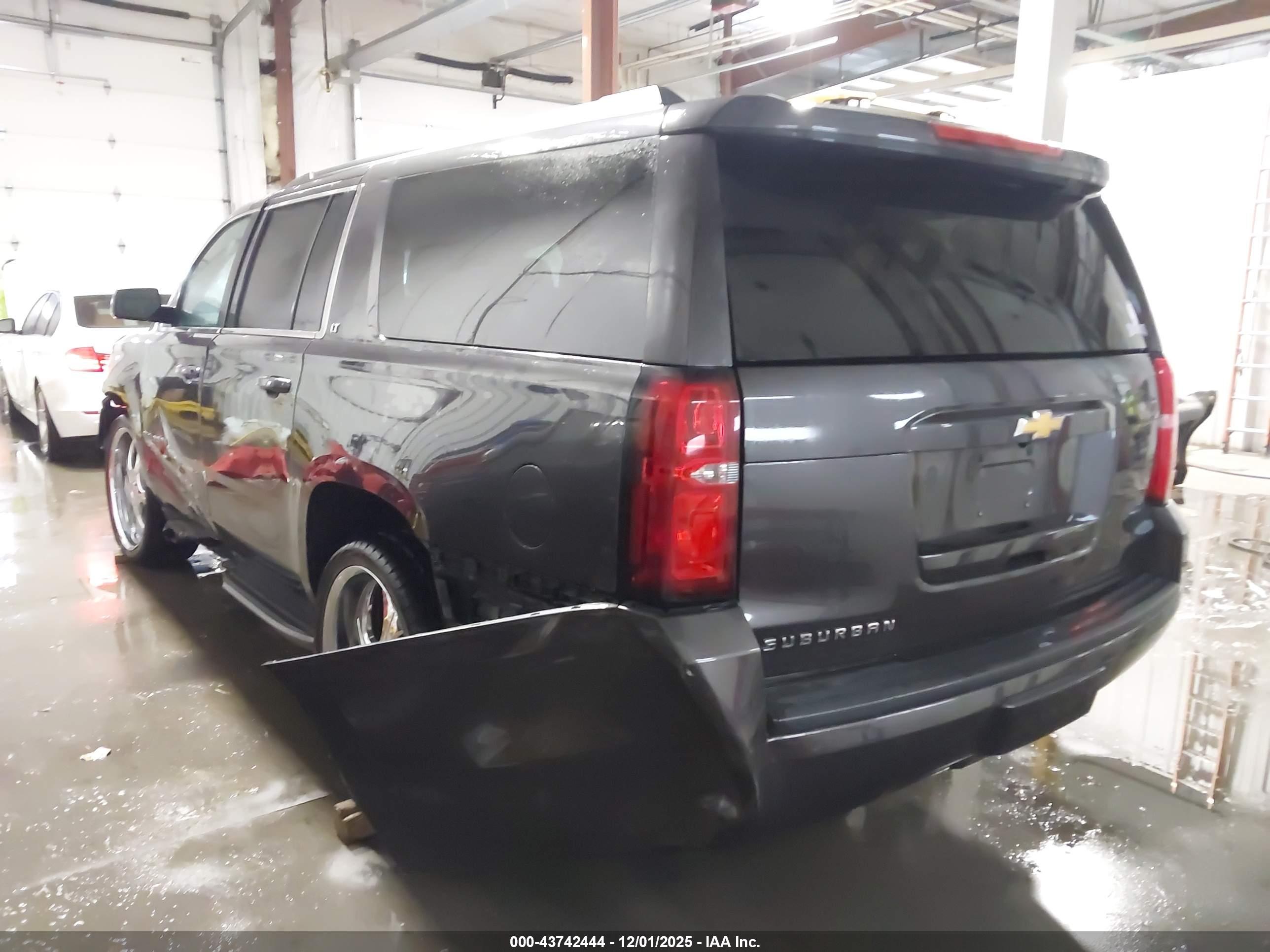 CHEVROLET SUBURBAN image 3