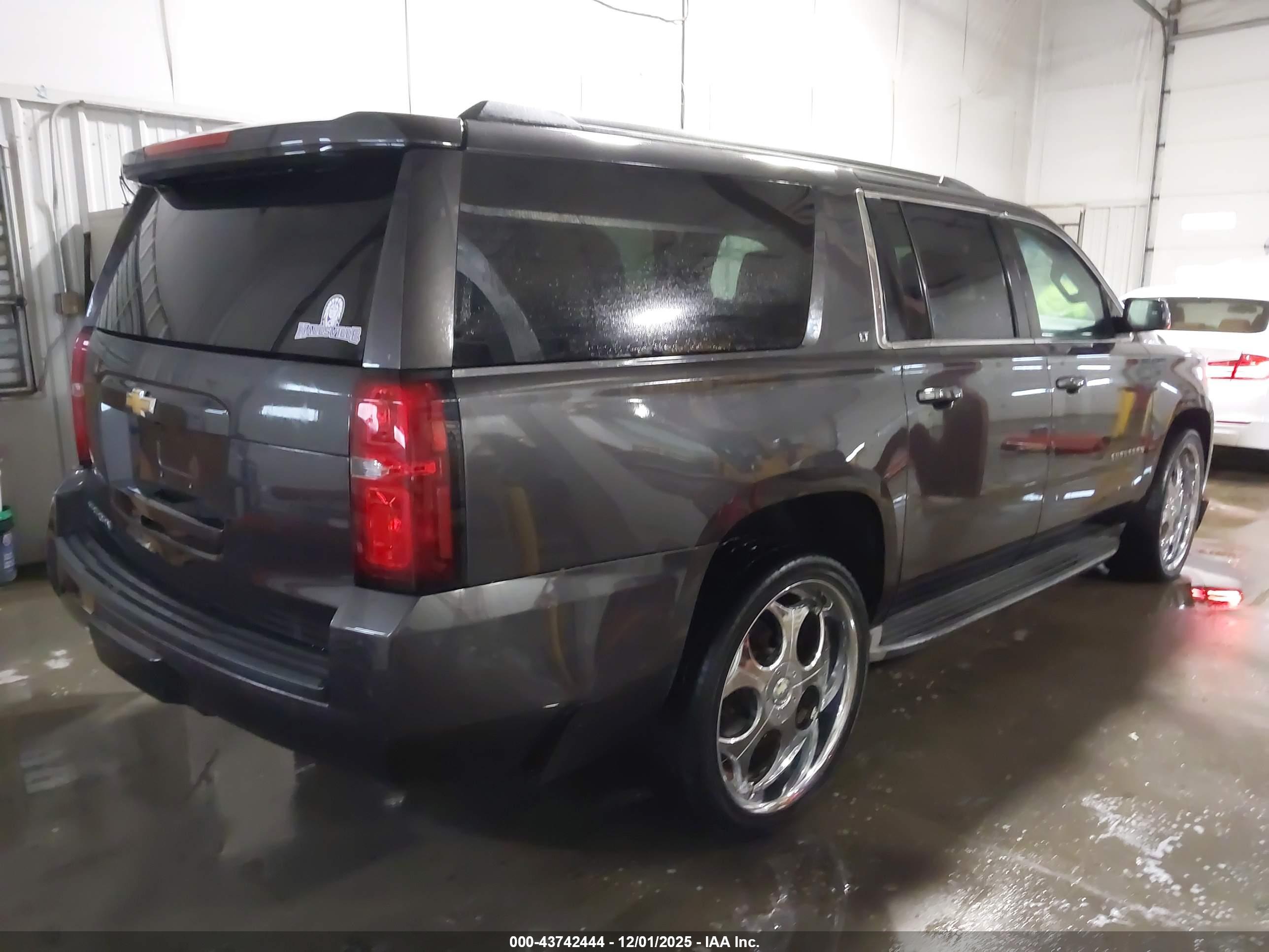 CHEVROLET SUBURBAN image 4