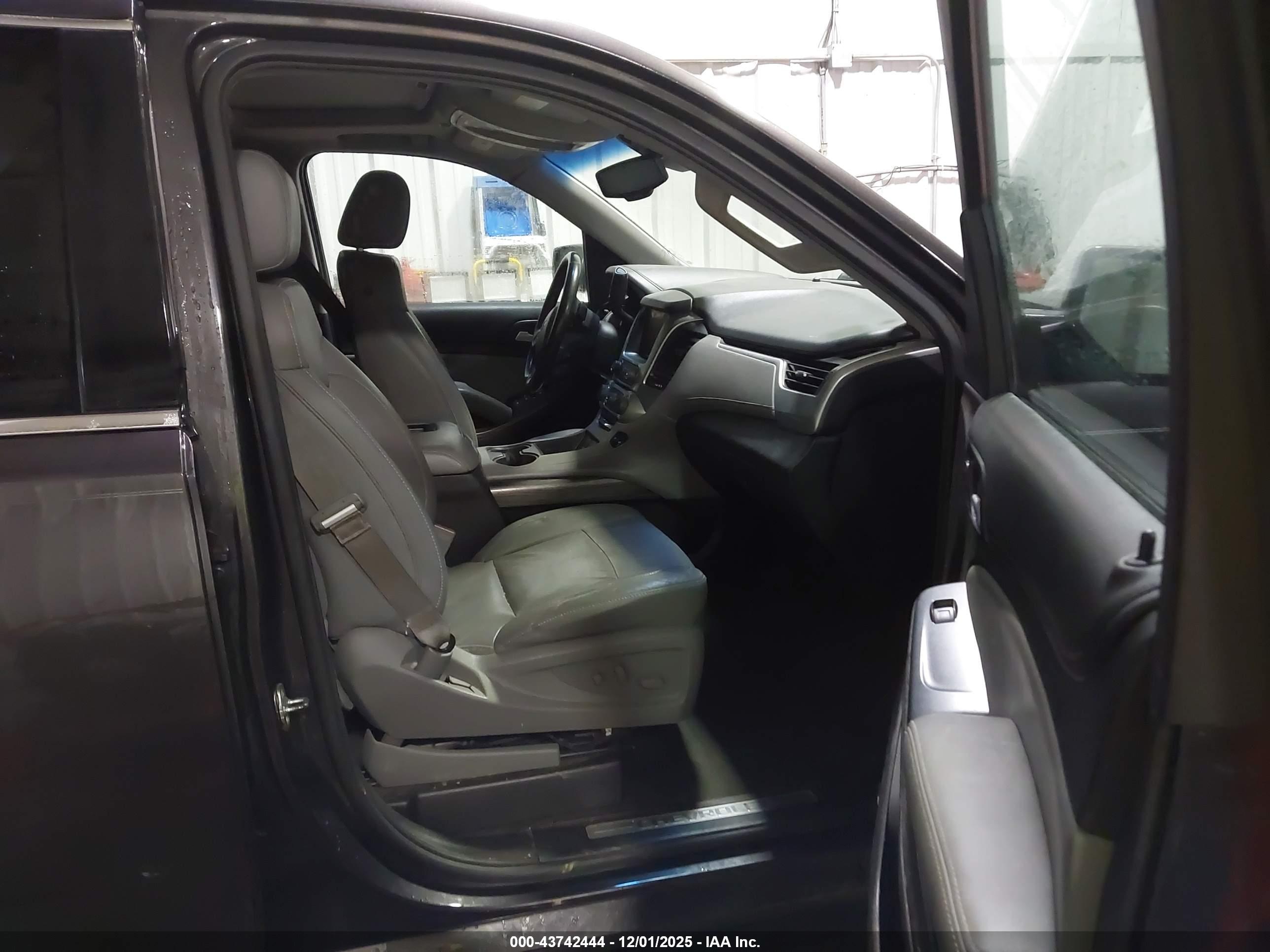 CHEVROLET SUBURBAN image 5