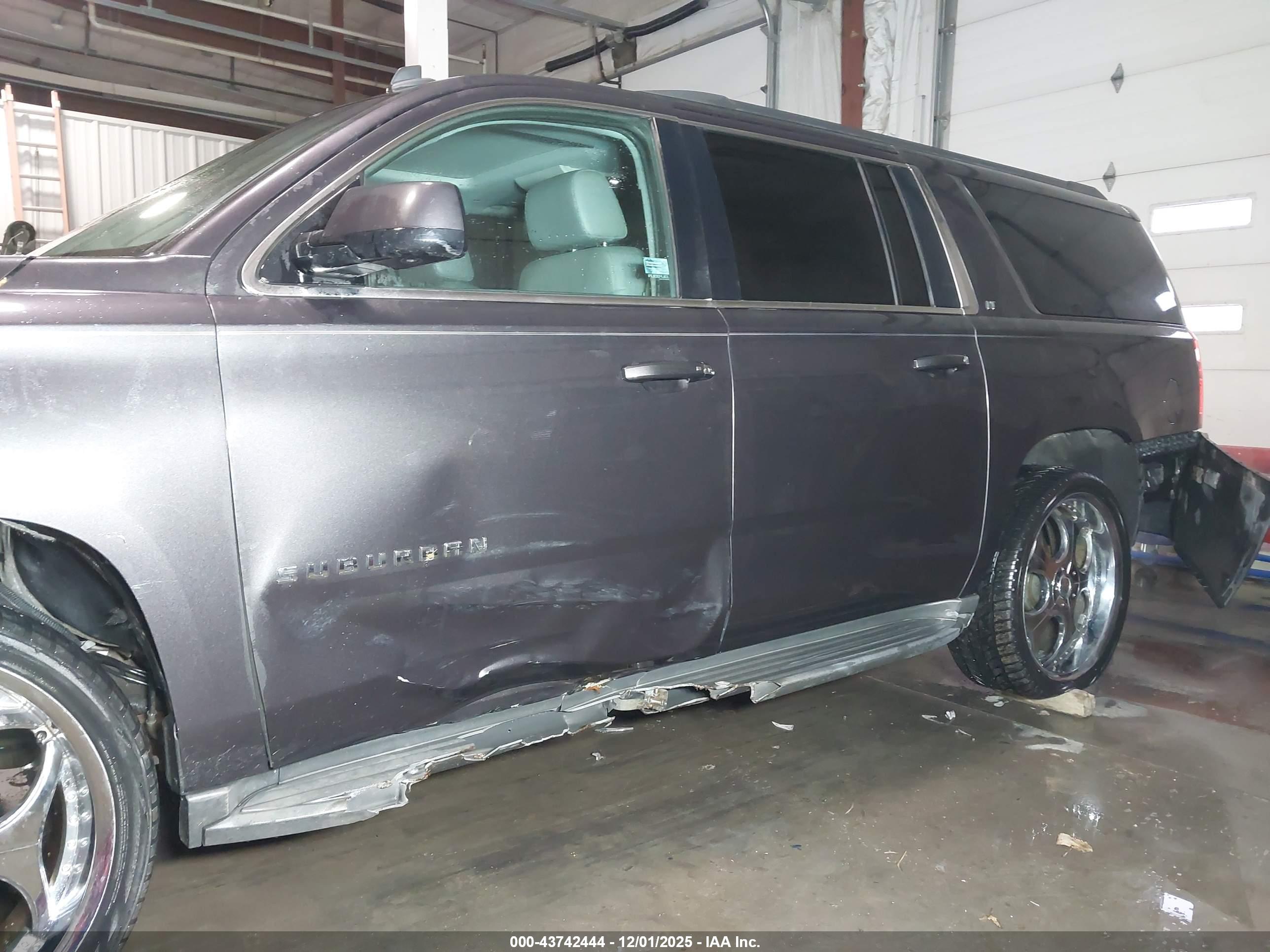 CHEVROLET SUBURBAN image 6