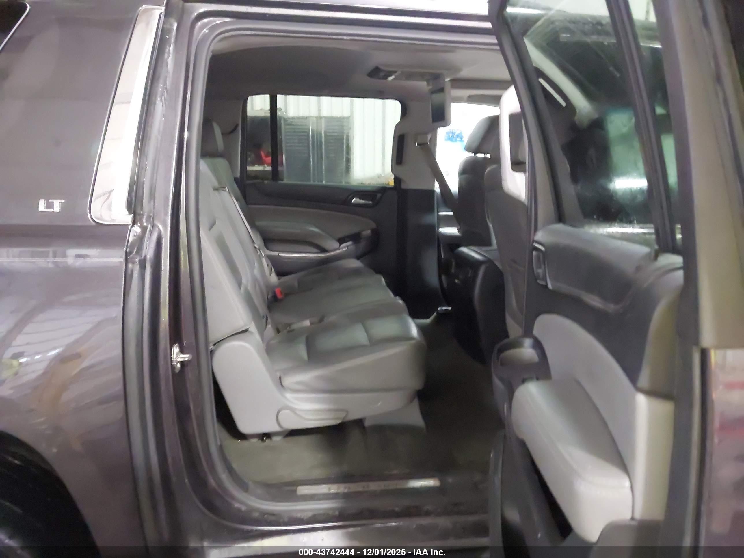 CHEVROLET SUBURBAN image 8