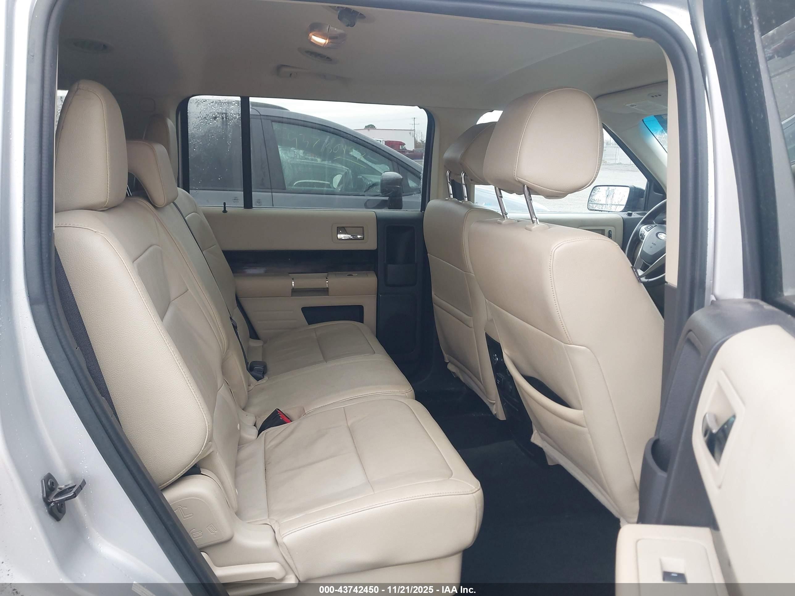 FORD FLEX image 8