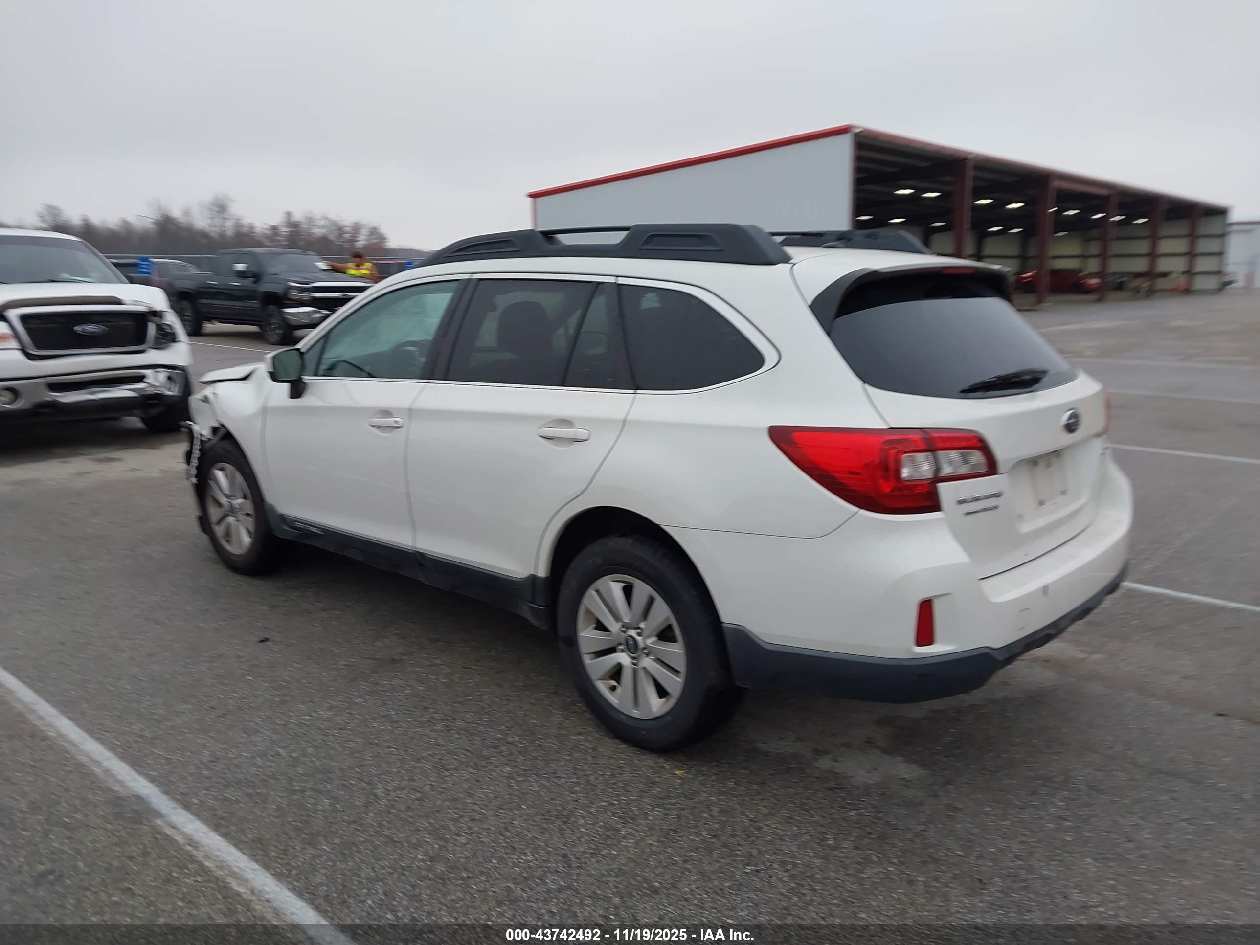 SUBARU OUTBACK image 3
