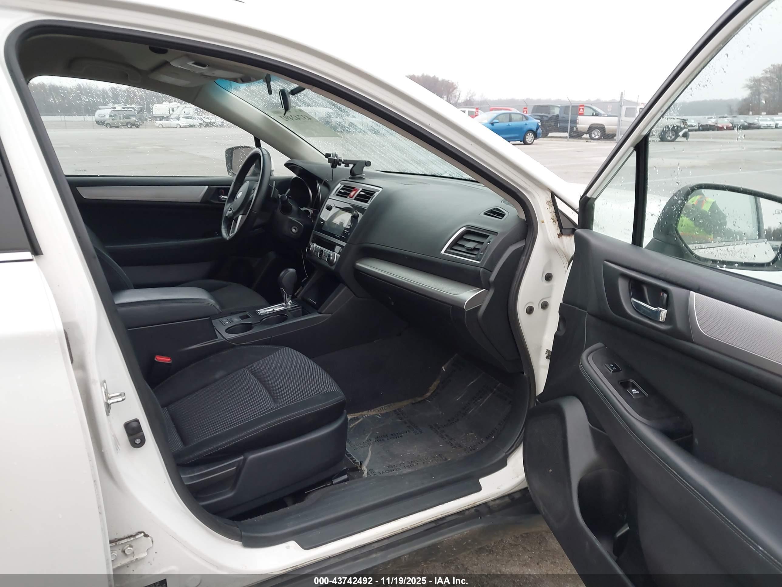 SUBARU OUTBACK image 5