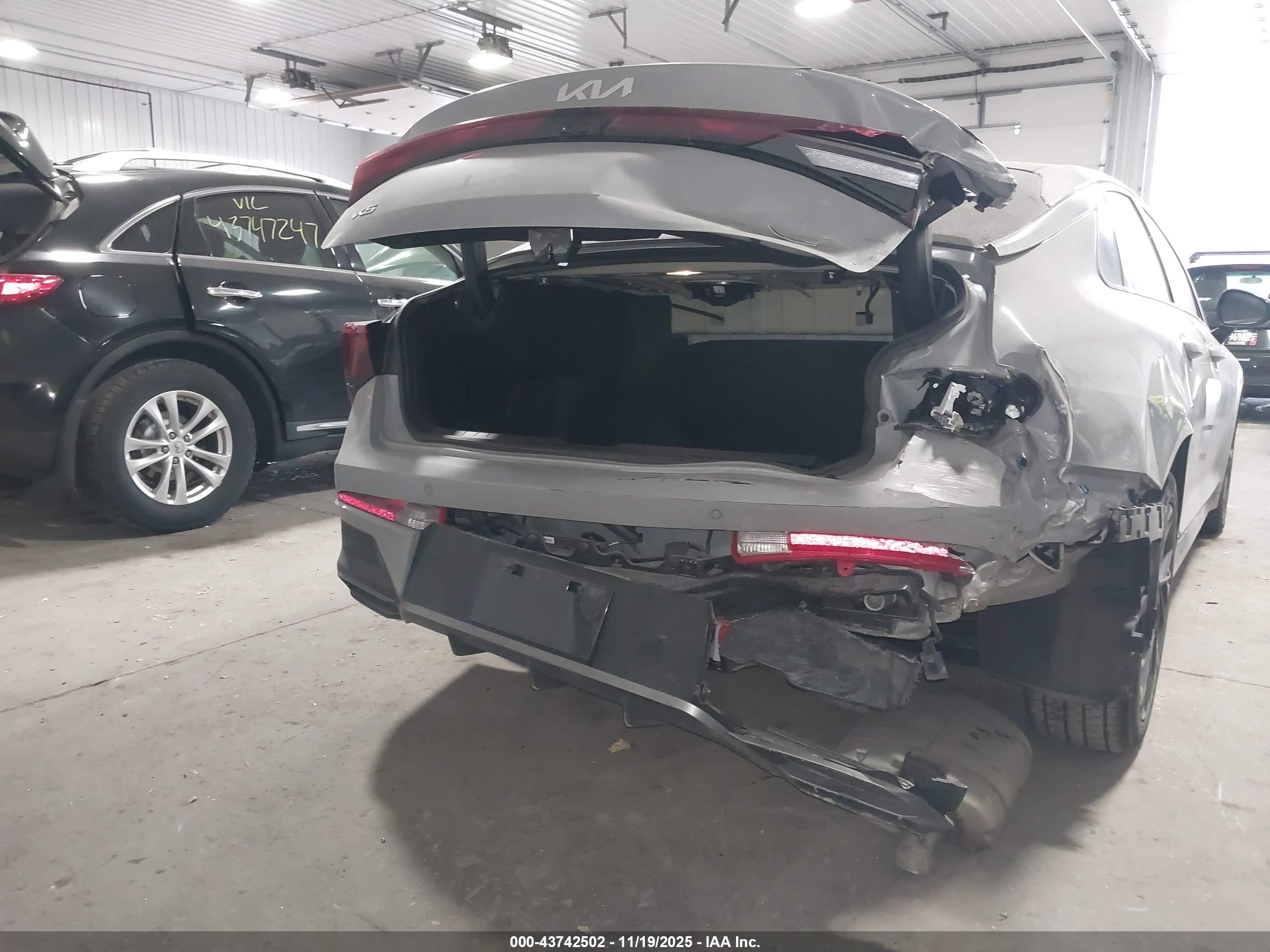 KIA K5 image 6