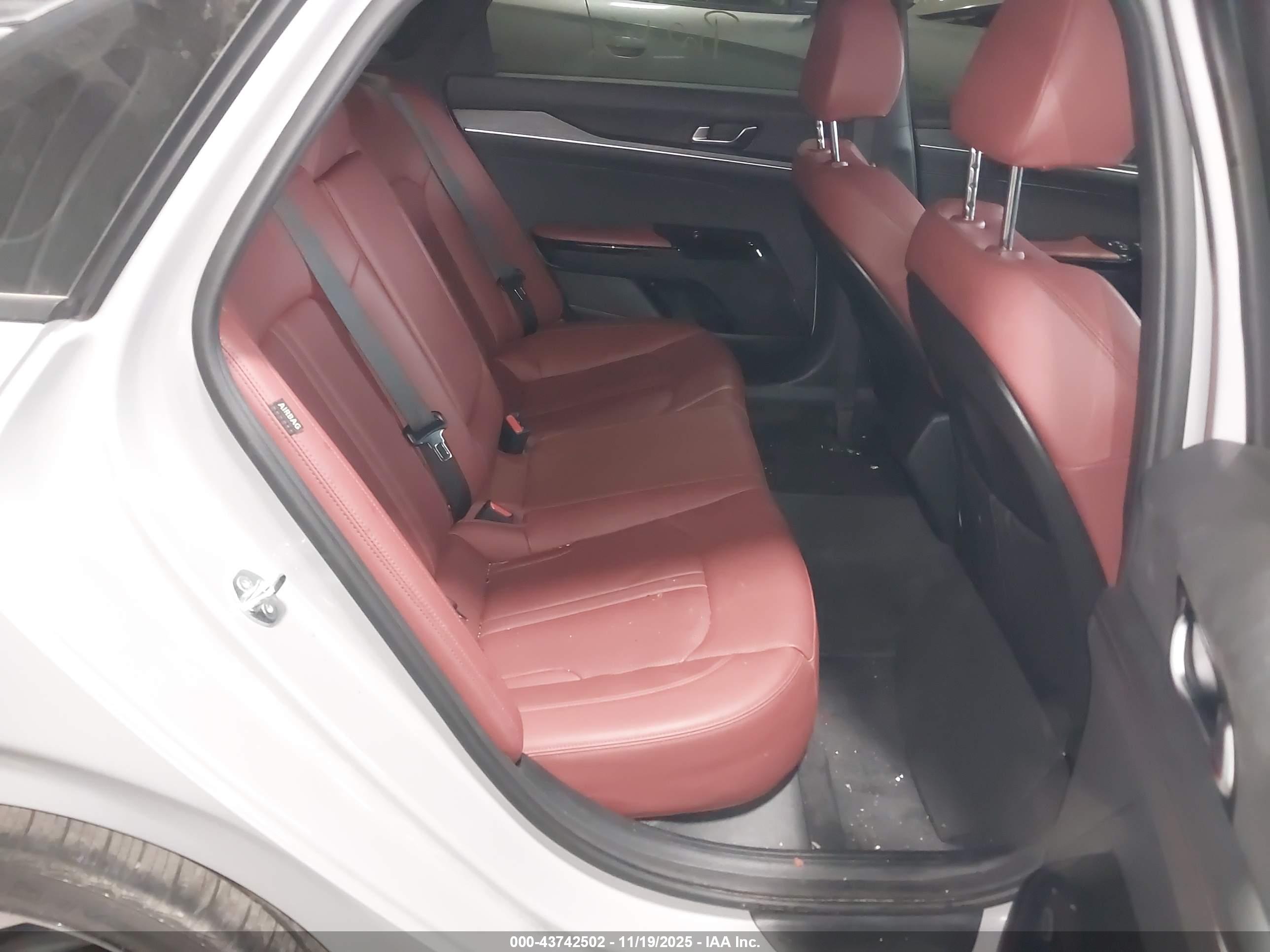 KIA K5 image 8
