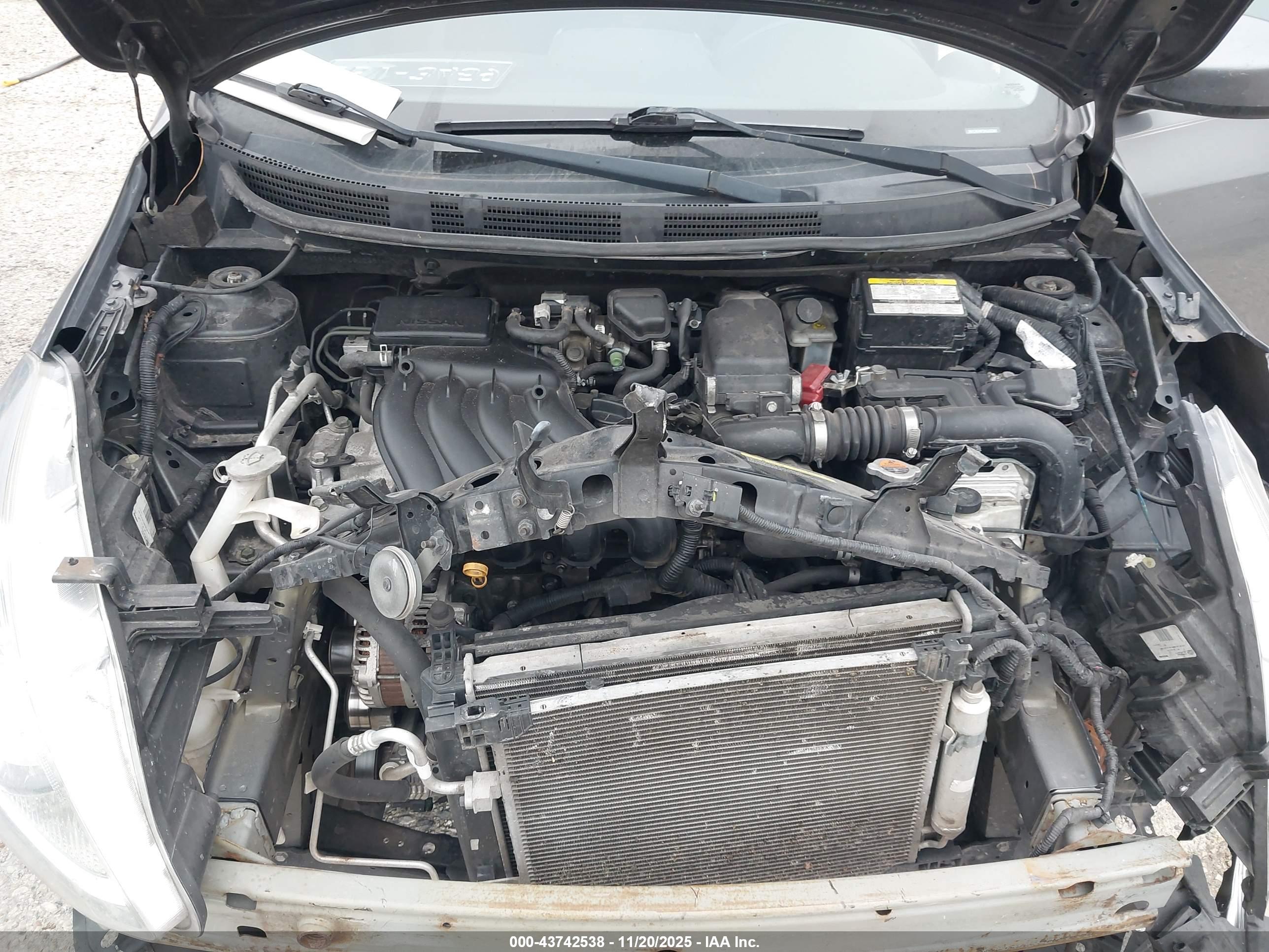 NISSAN VERSA image 10