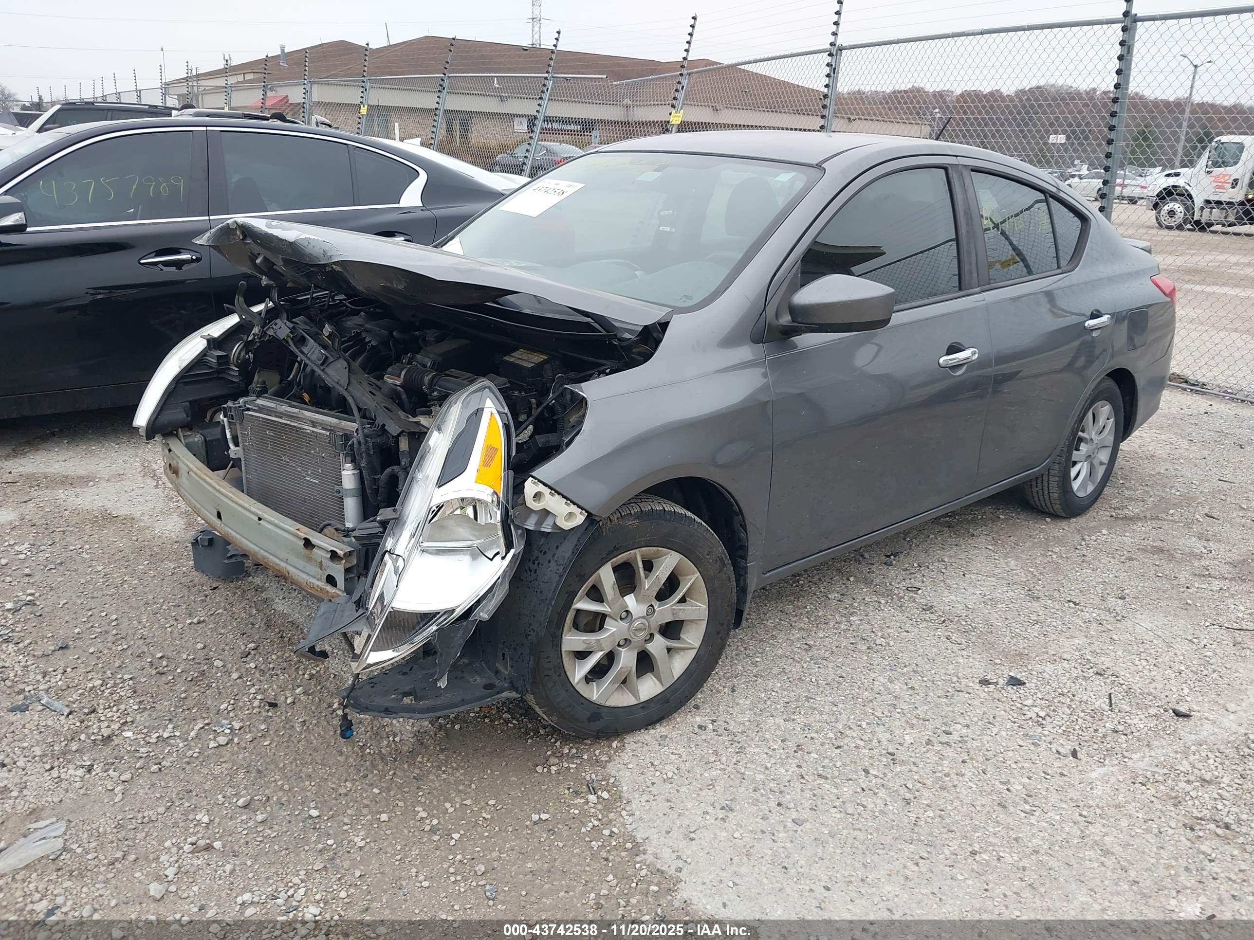 NISSAN VERSA image 2