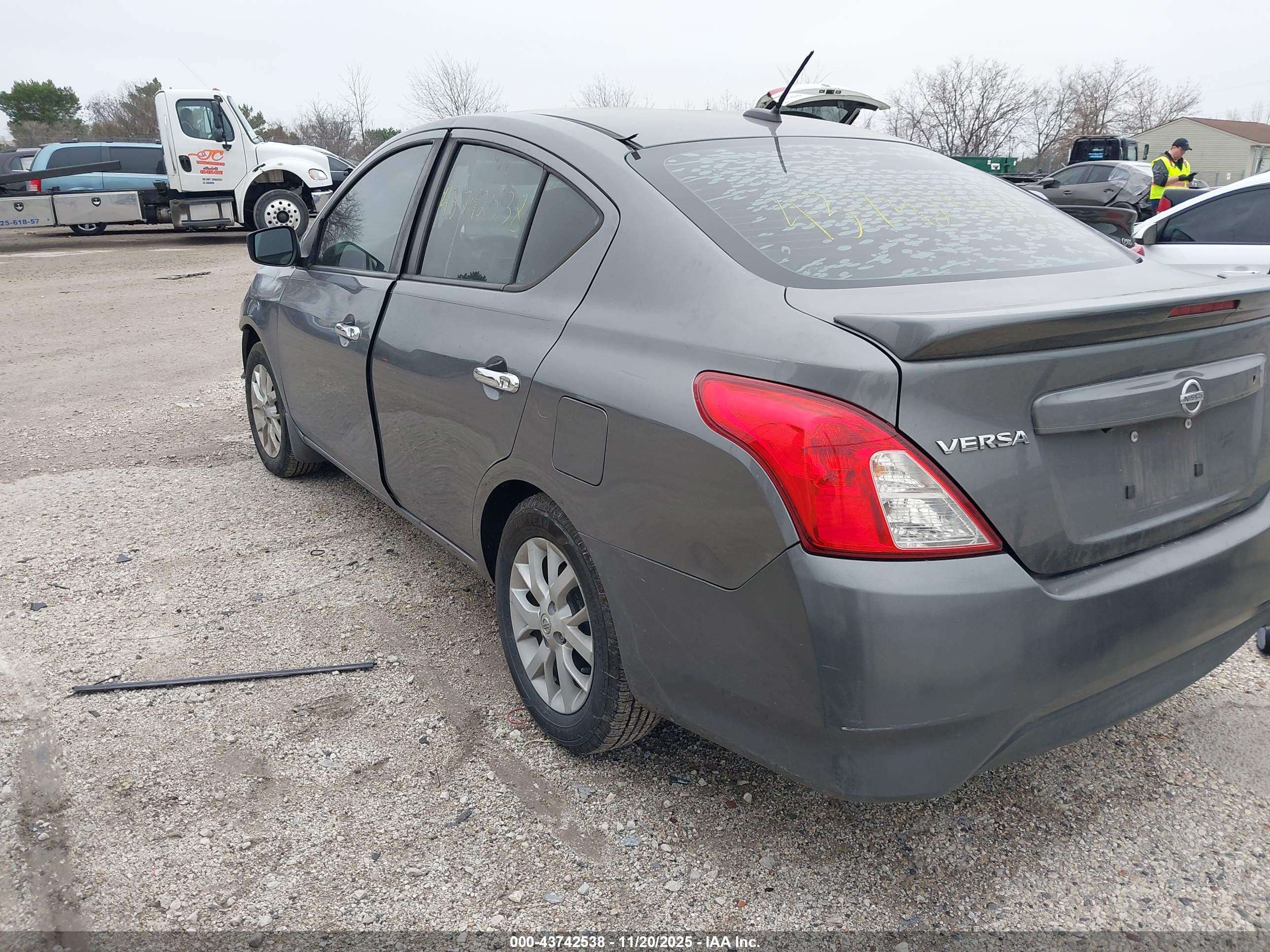 NISSAN VERSA image 3