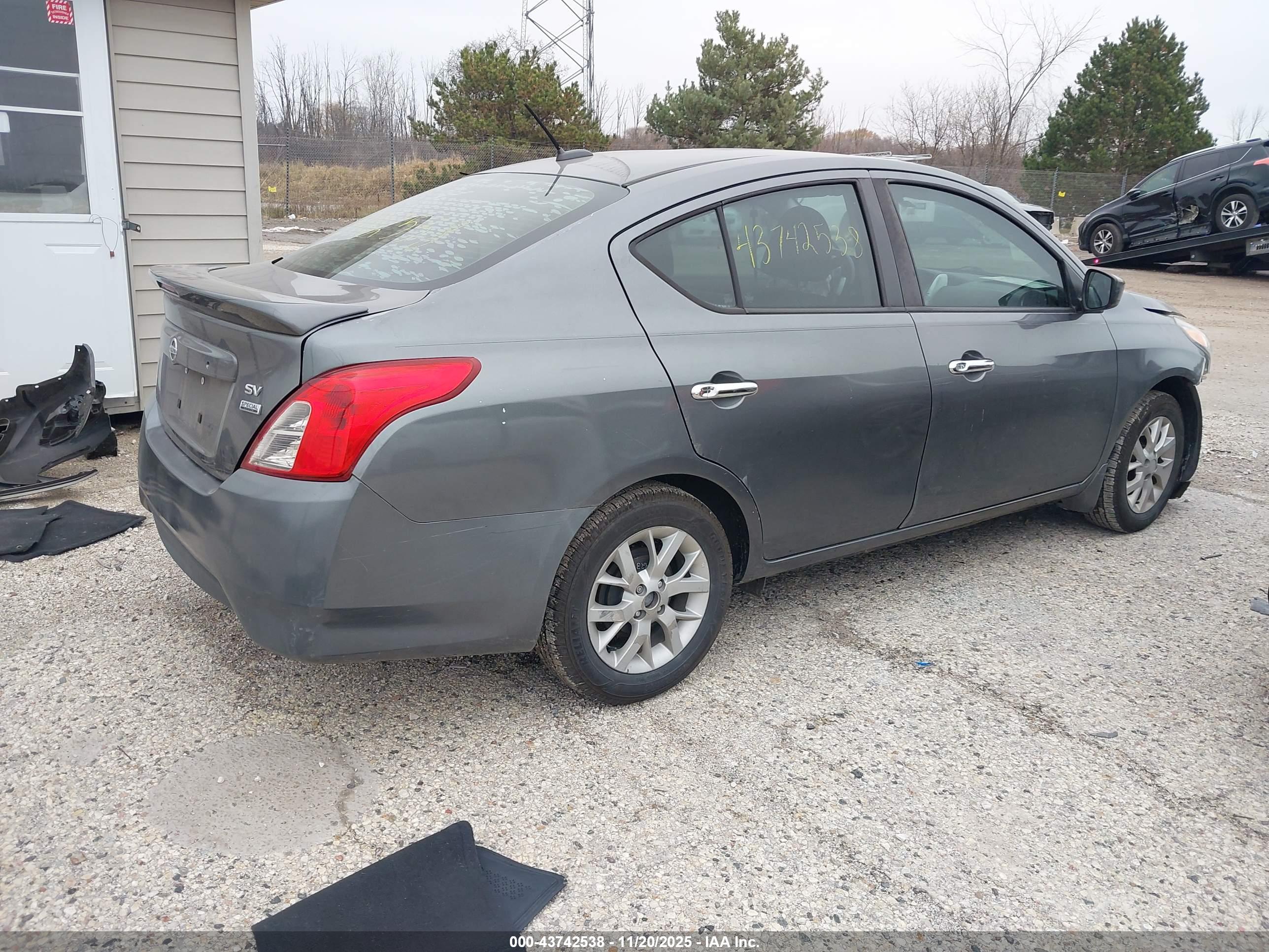 NISSAN VERSA image 4