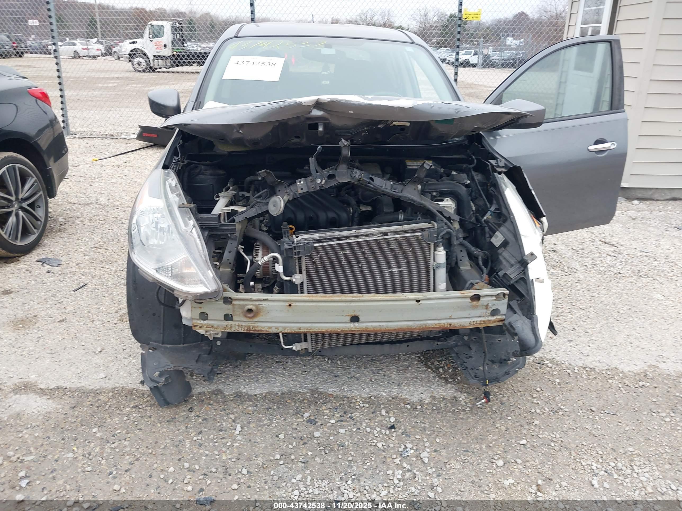 NISSAN VERSA image 6