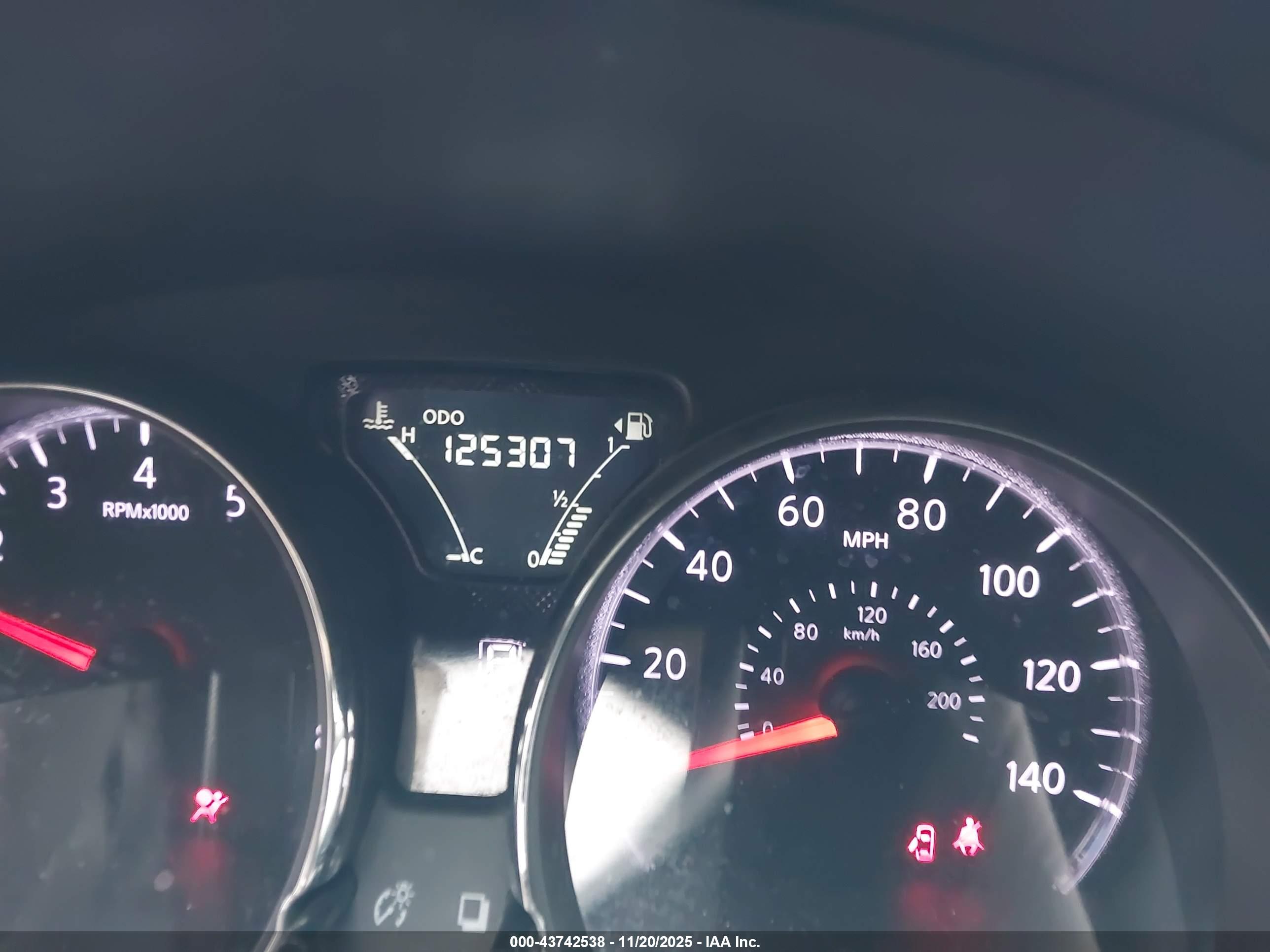 NISSAN VERSA image 7