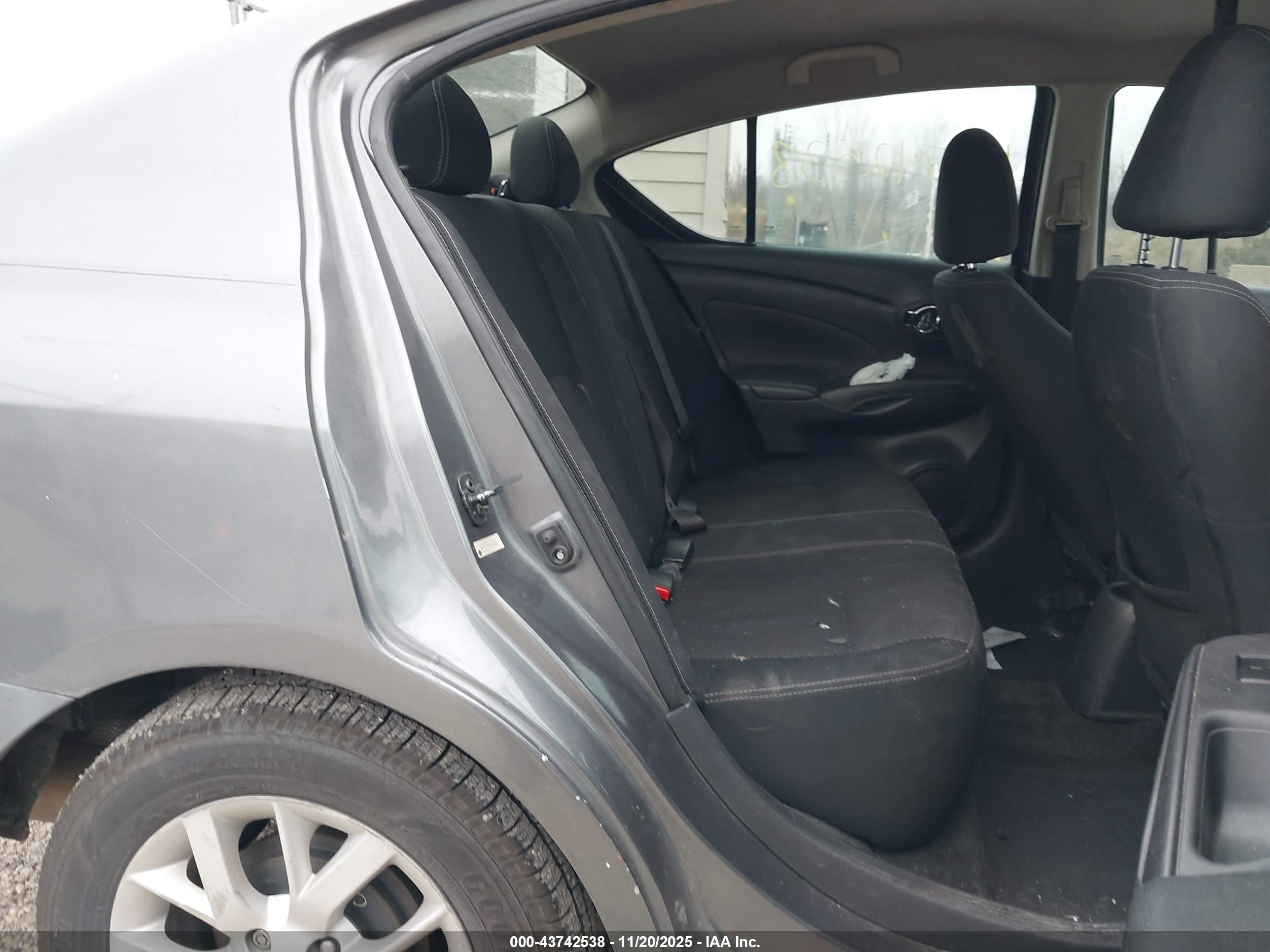 NISSAN VERSA image 8