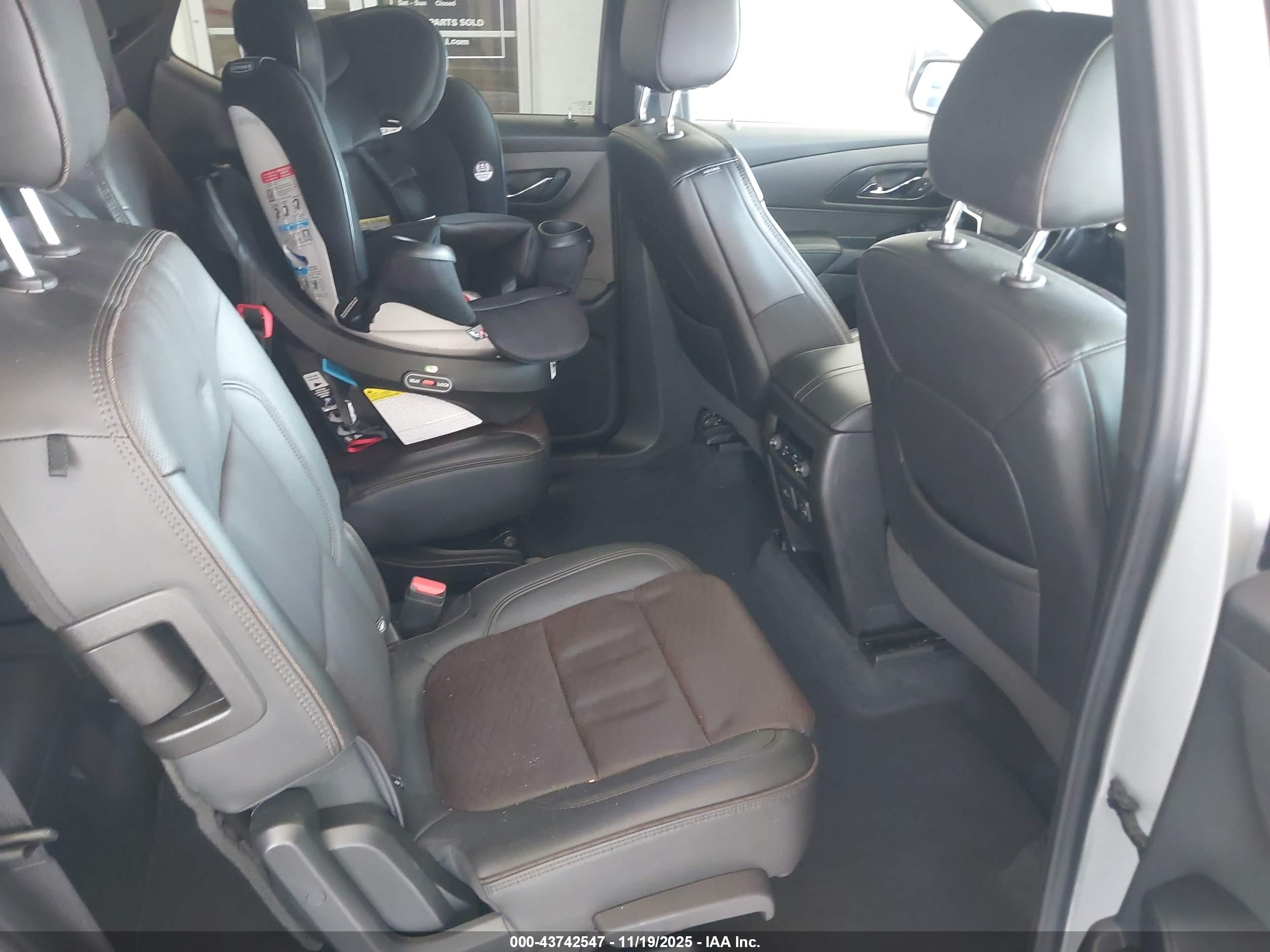 CHEVROLET TRAVERSE image 8