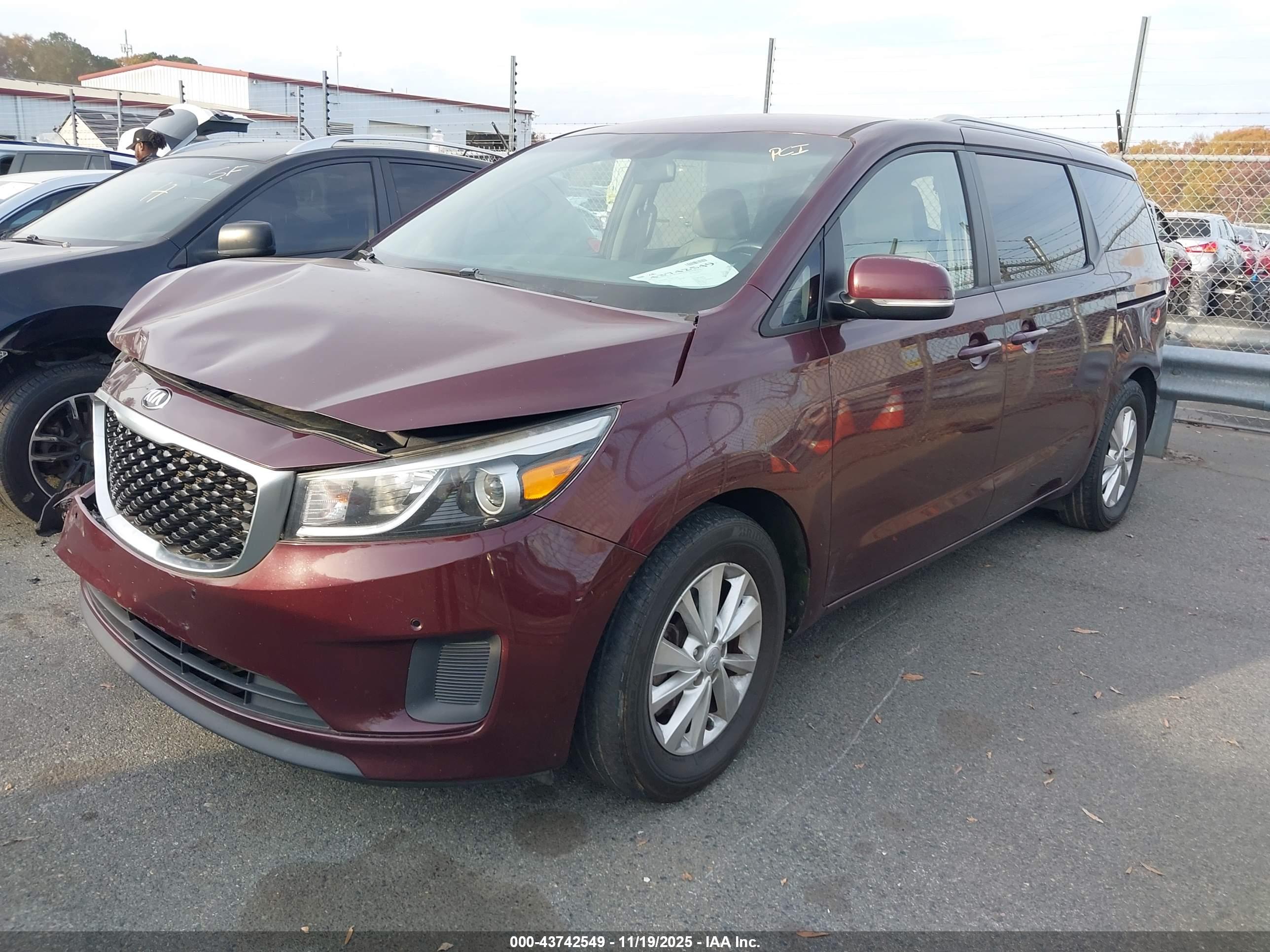 KIA SEDONA image 2