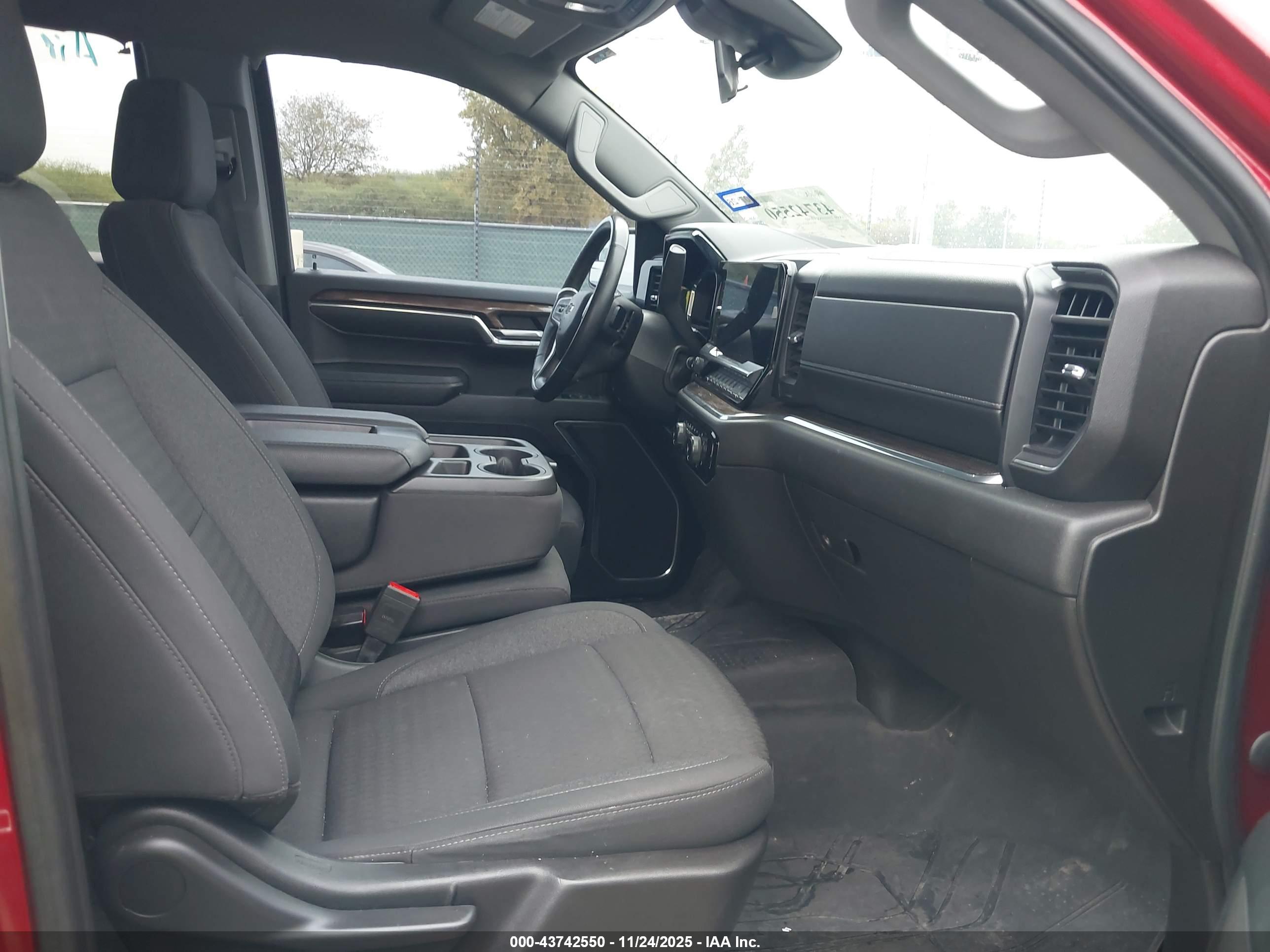 CHEVROLET SILVERADO image 5