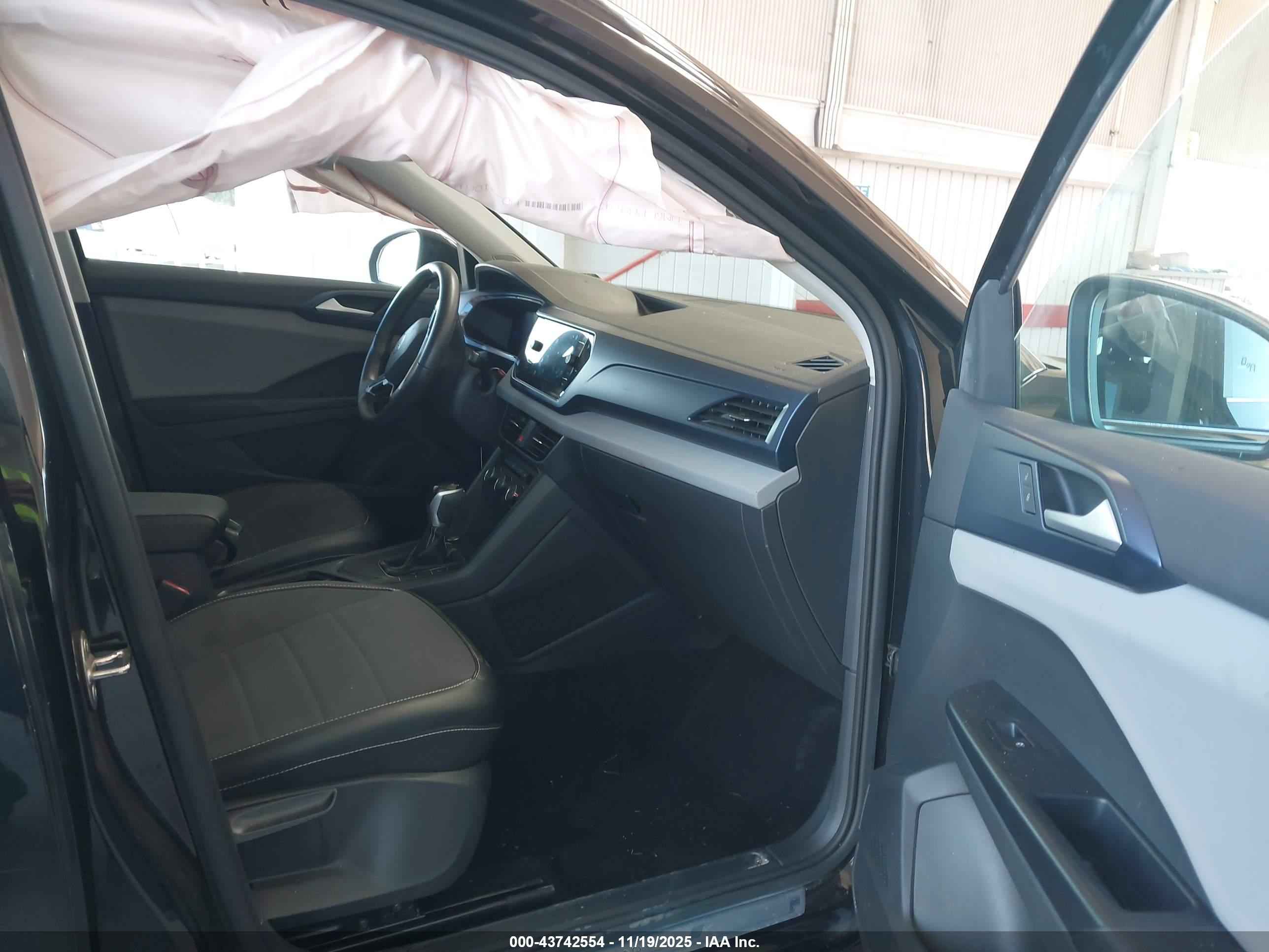 VOLKSWAGEN TAOS image 5