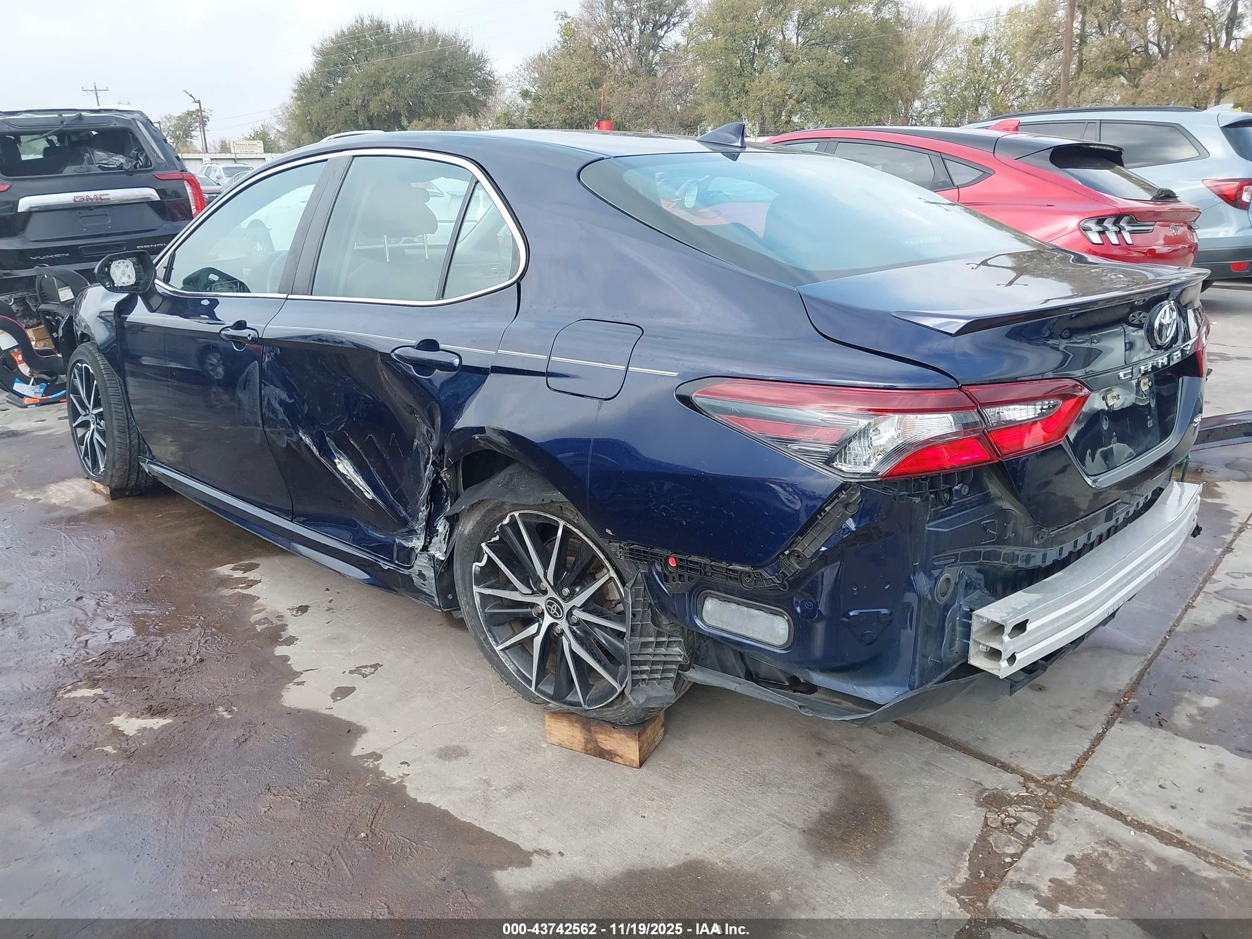 TOYOTA CAMRY image 3