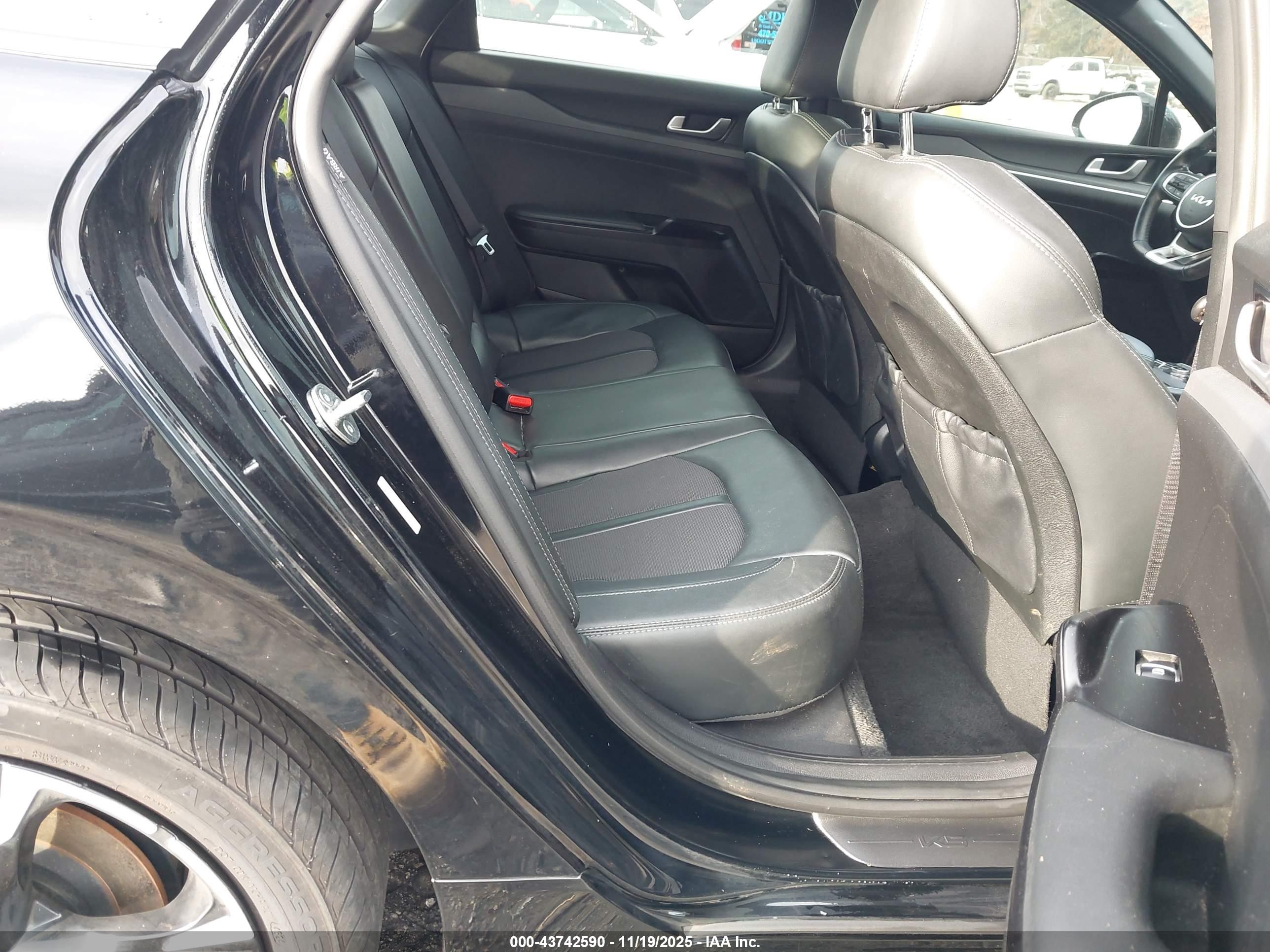 KIA K5 image 8