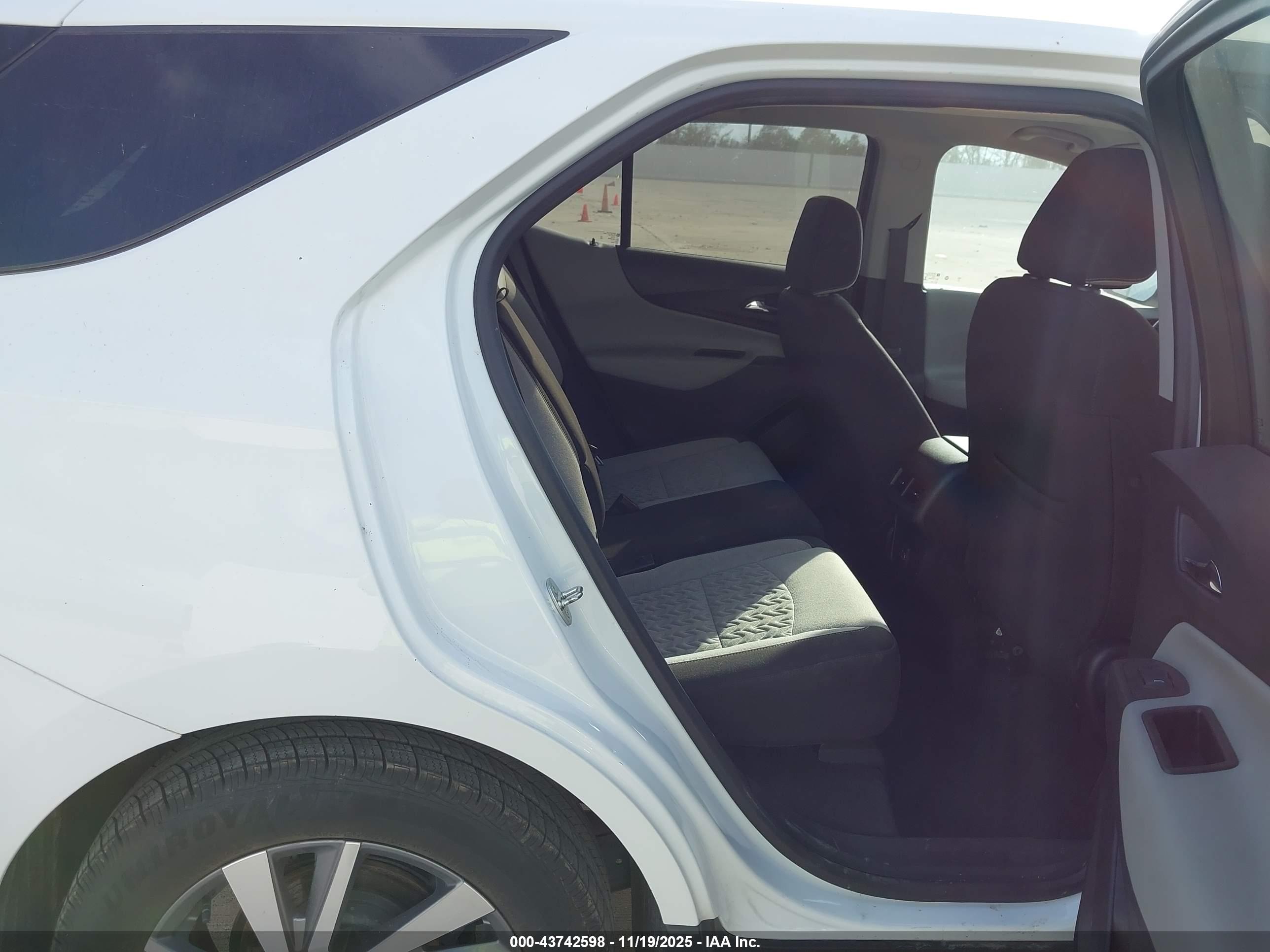 CHEVROLET EQUINOX image 8