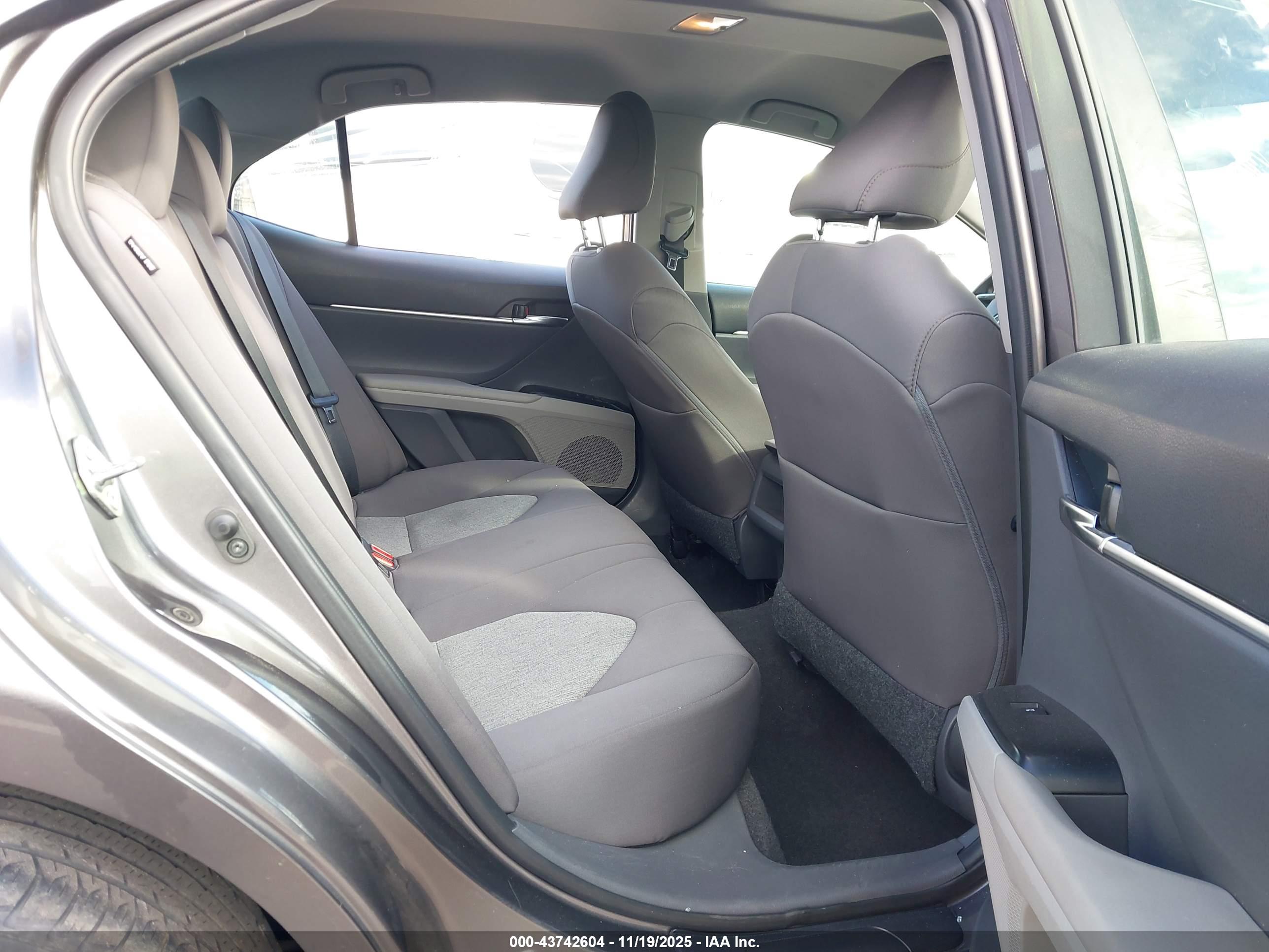 TOYOTA CAMRY image 8