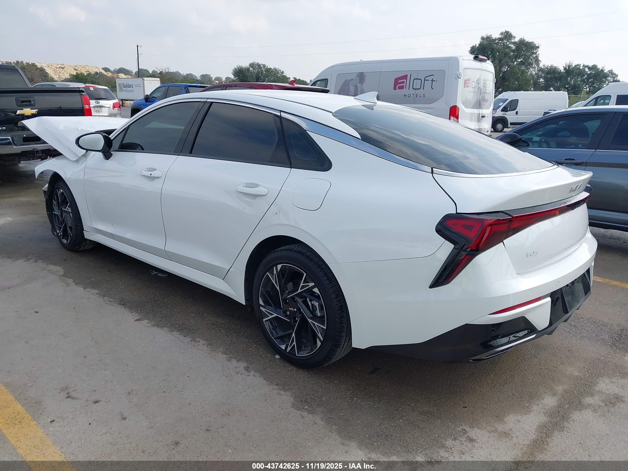 KIA K5 image 3