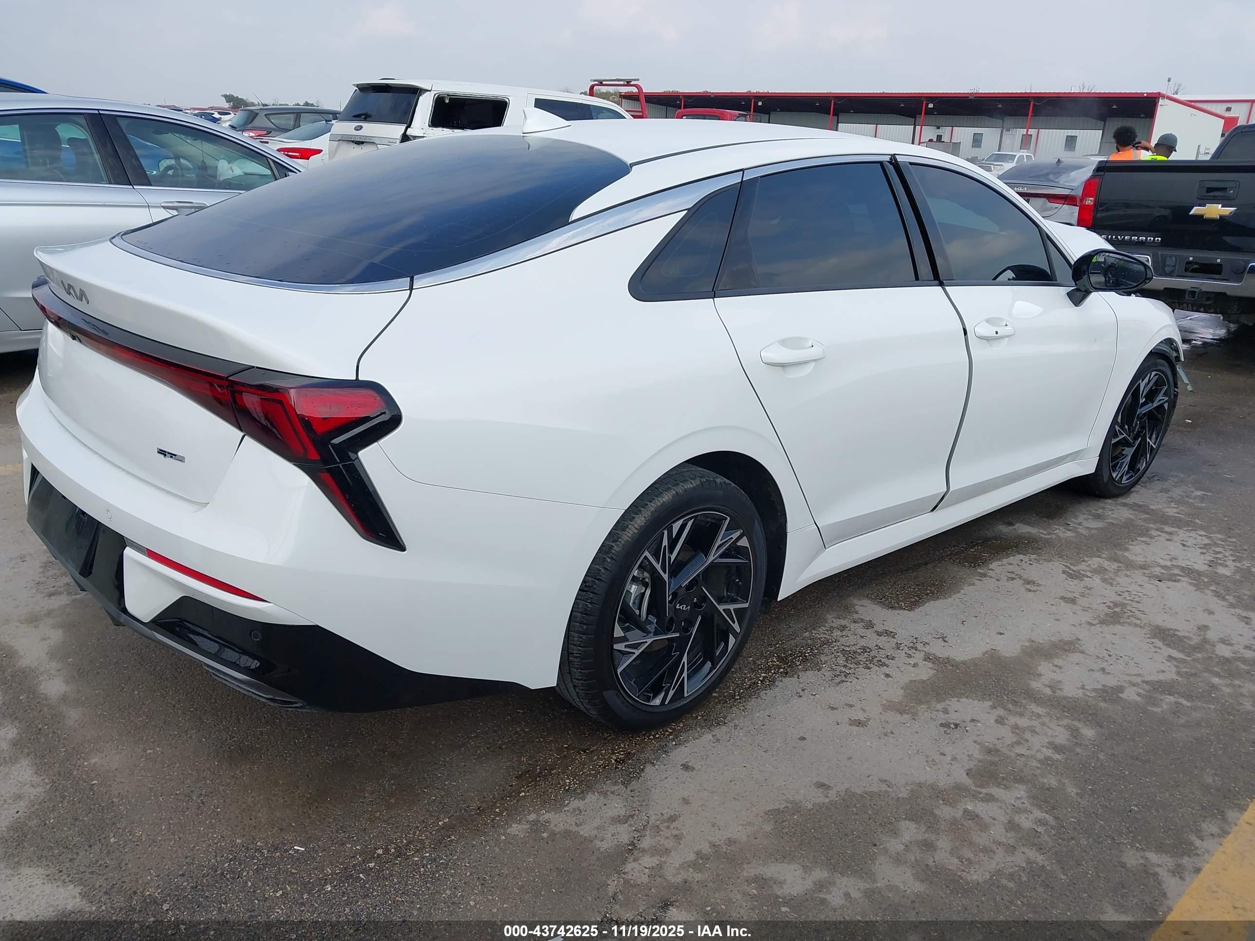 KIA K5 image 4