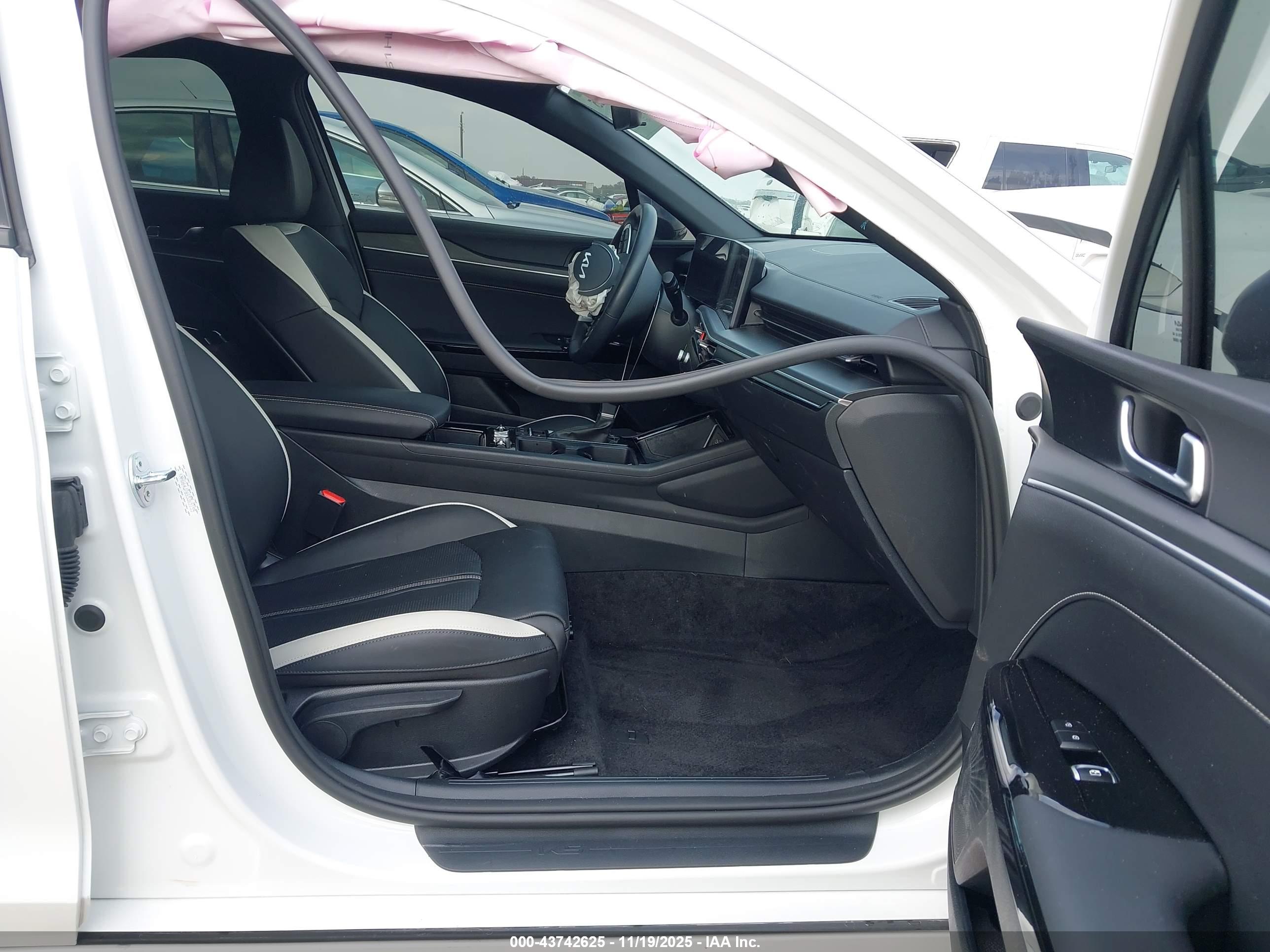 KIA K5 image 5