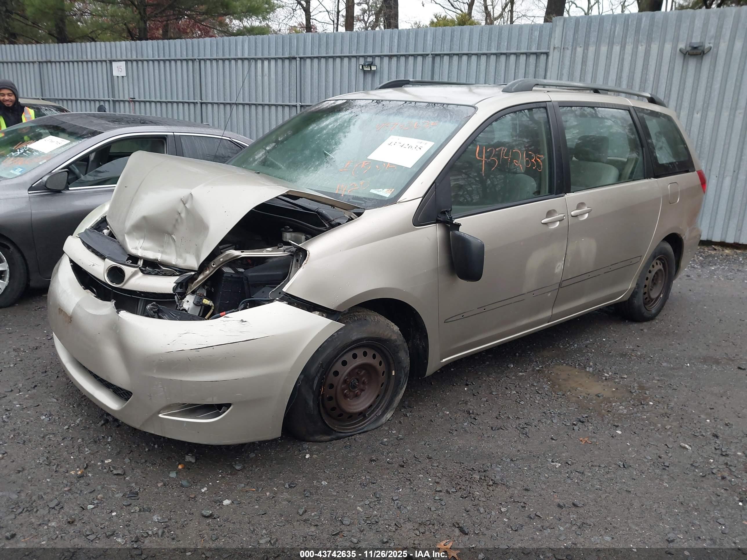 TOYOTA SIENNA image 2