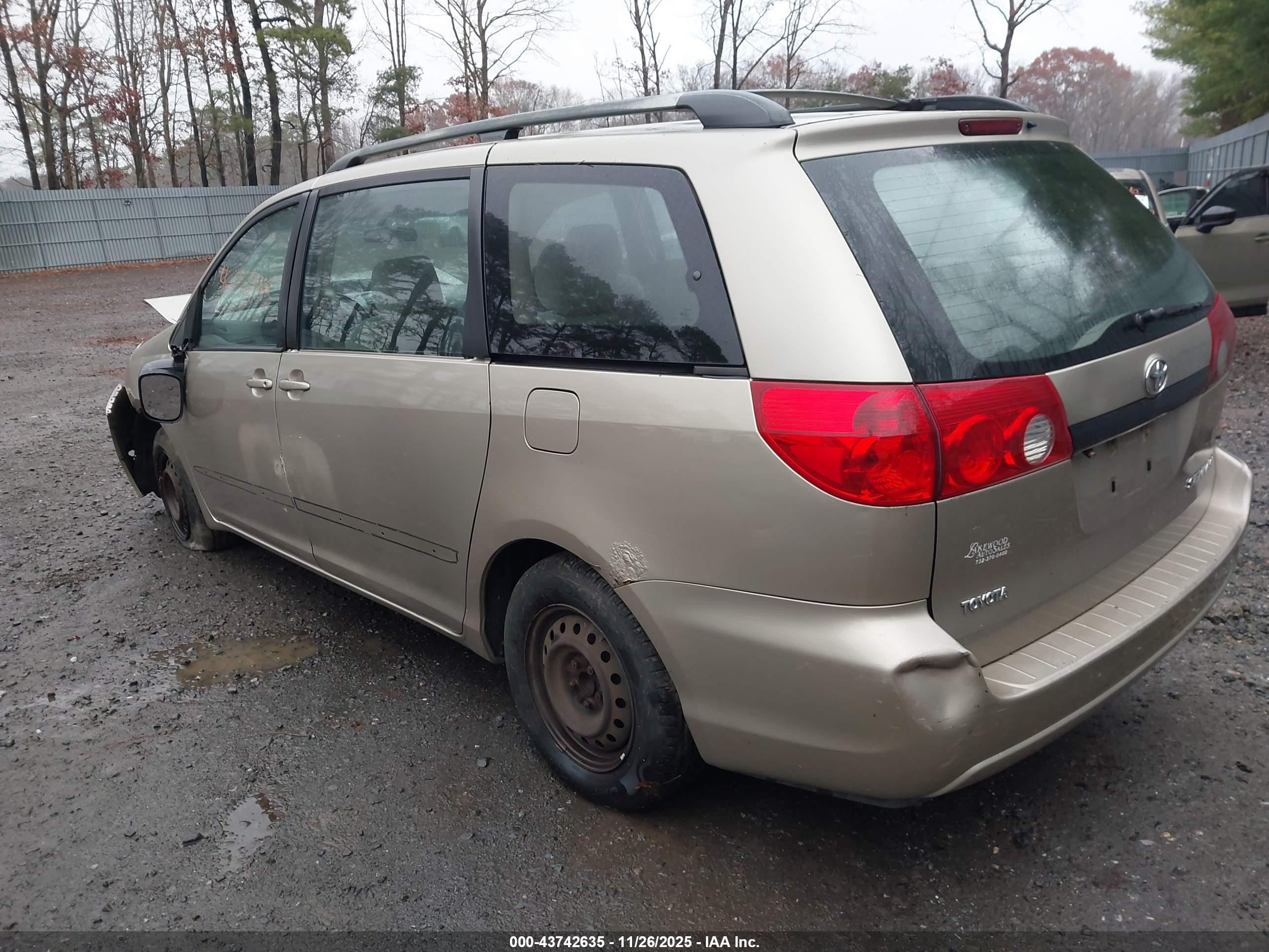 TOYOTA SIENNA image 3