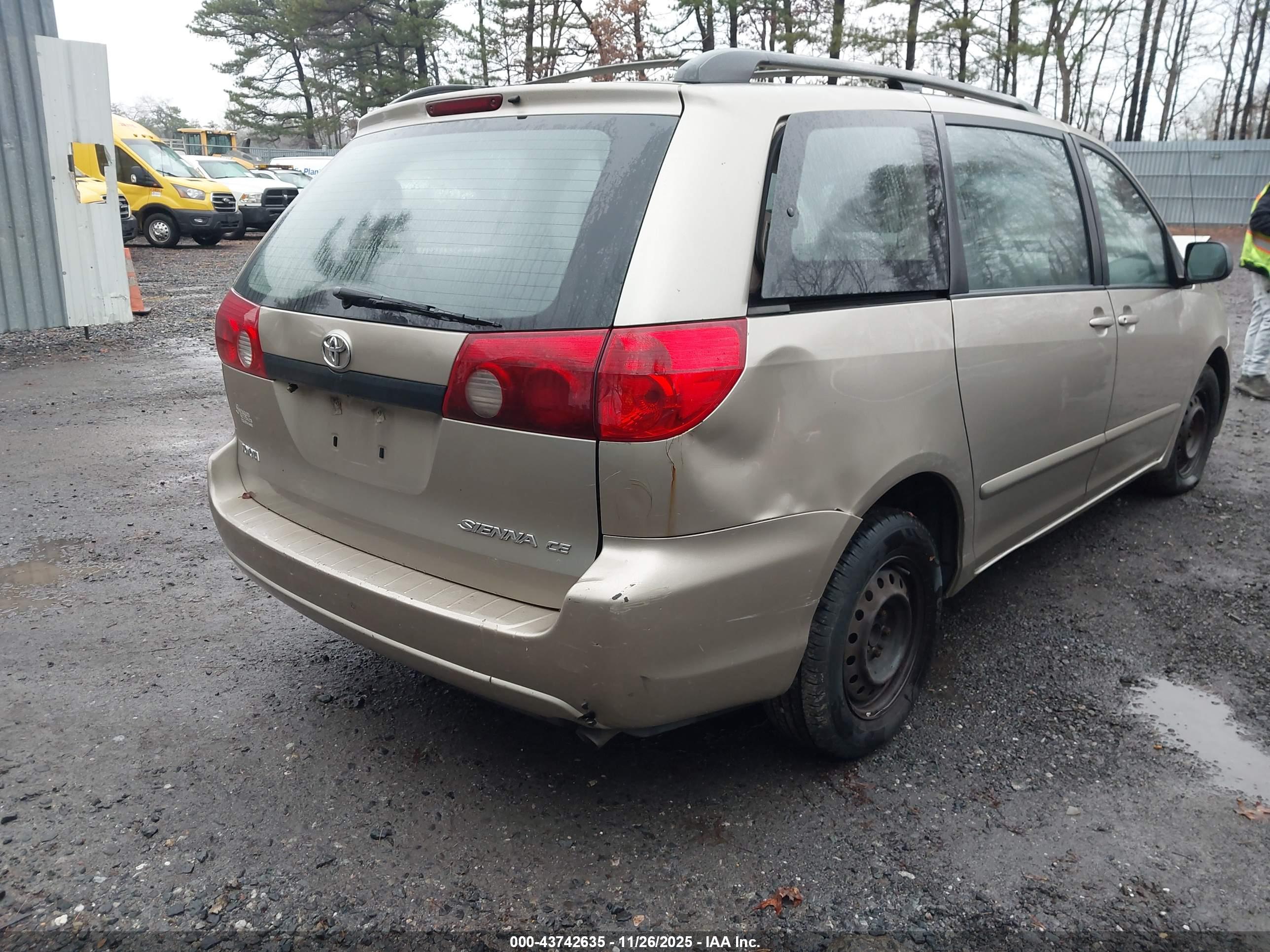 TOYOTA SIENNA image 4