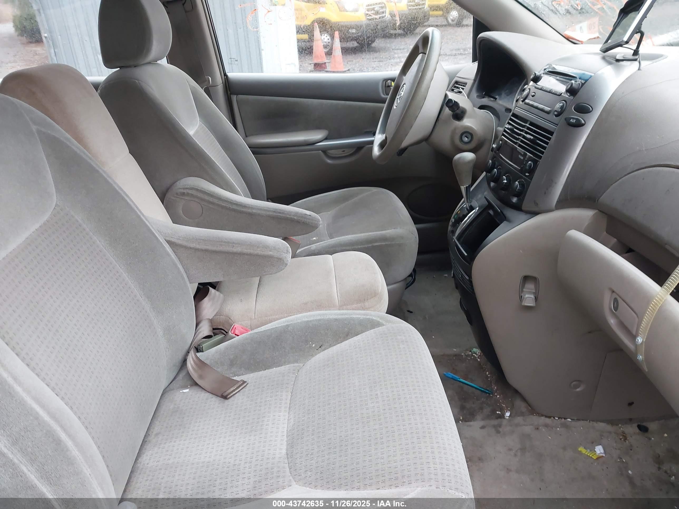 TOYOTA SIENNA image 5