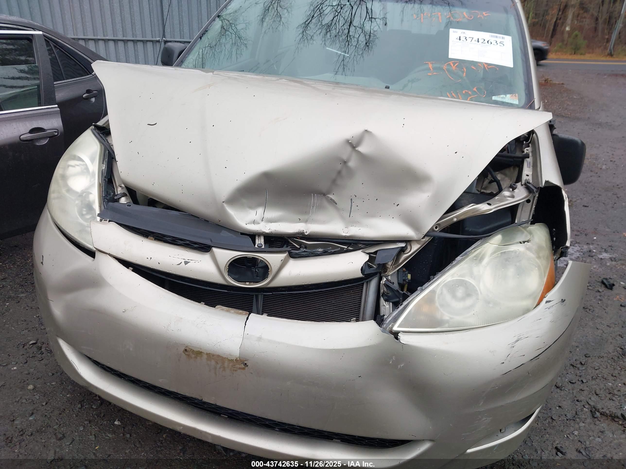TOYOTA SIENNA image 6