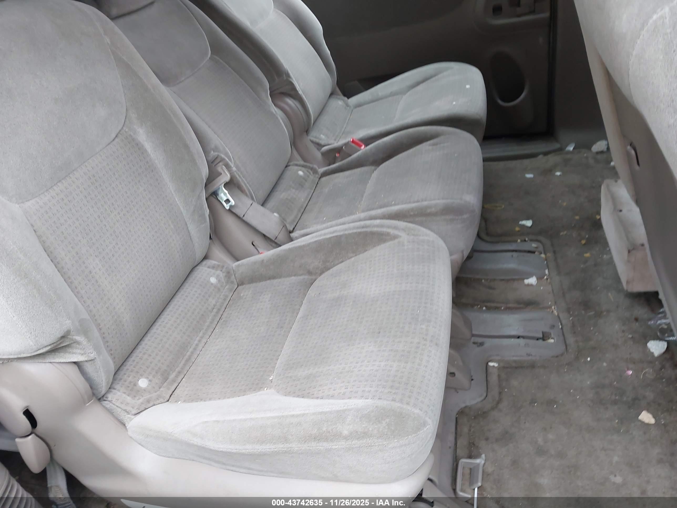 TOYOTA SIENNA image 8