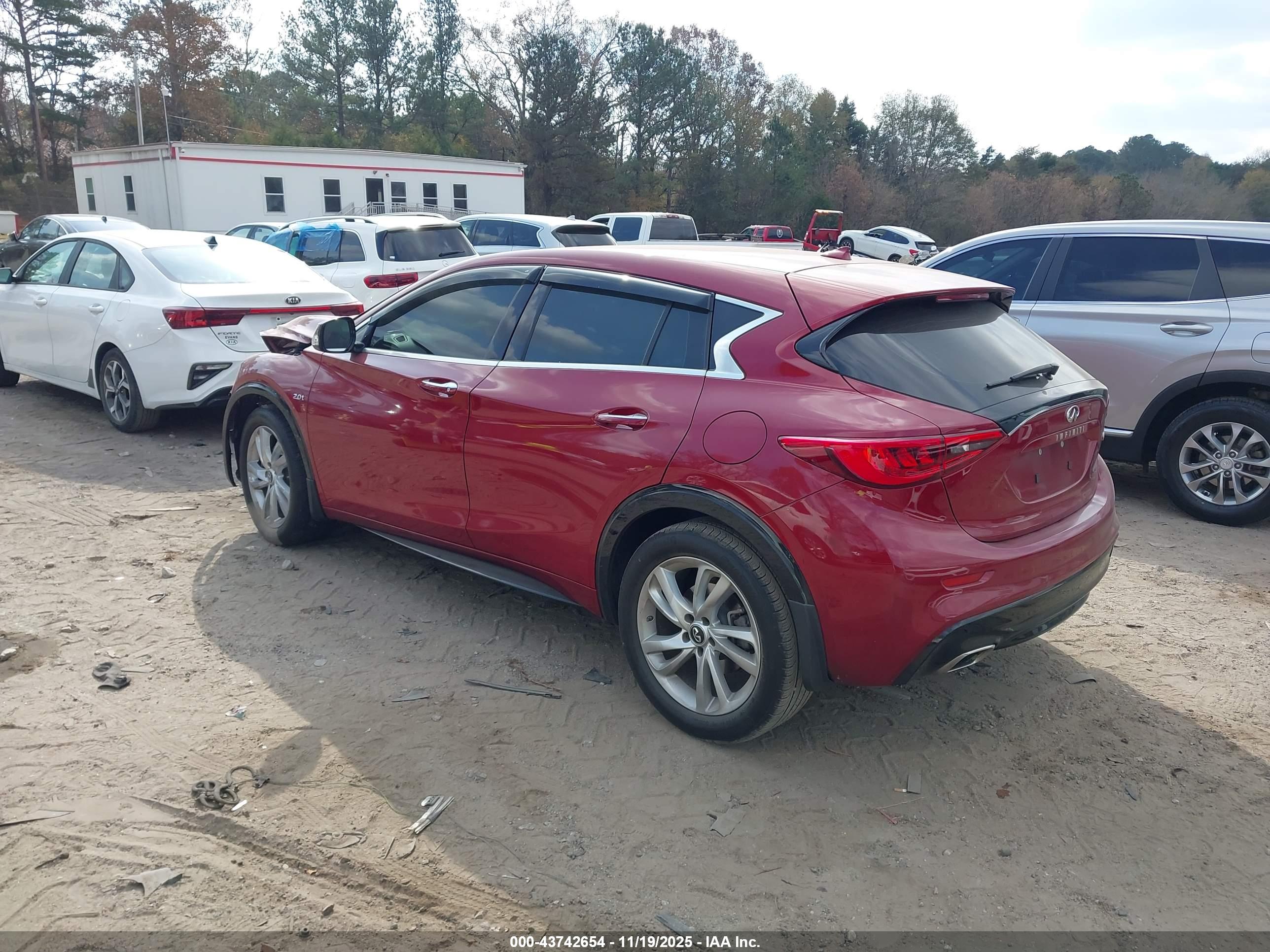 INFINITI QX30 image 3