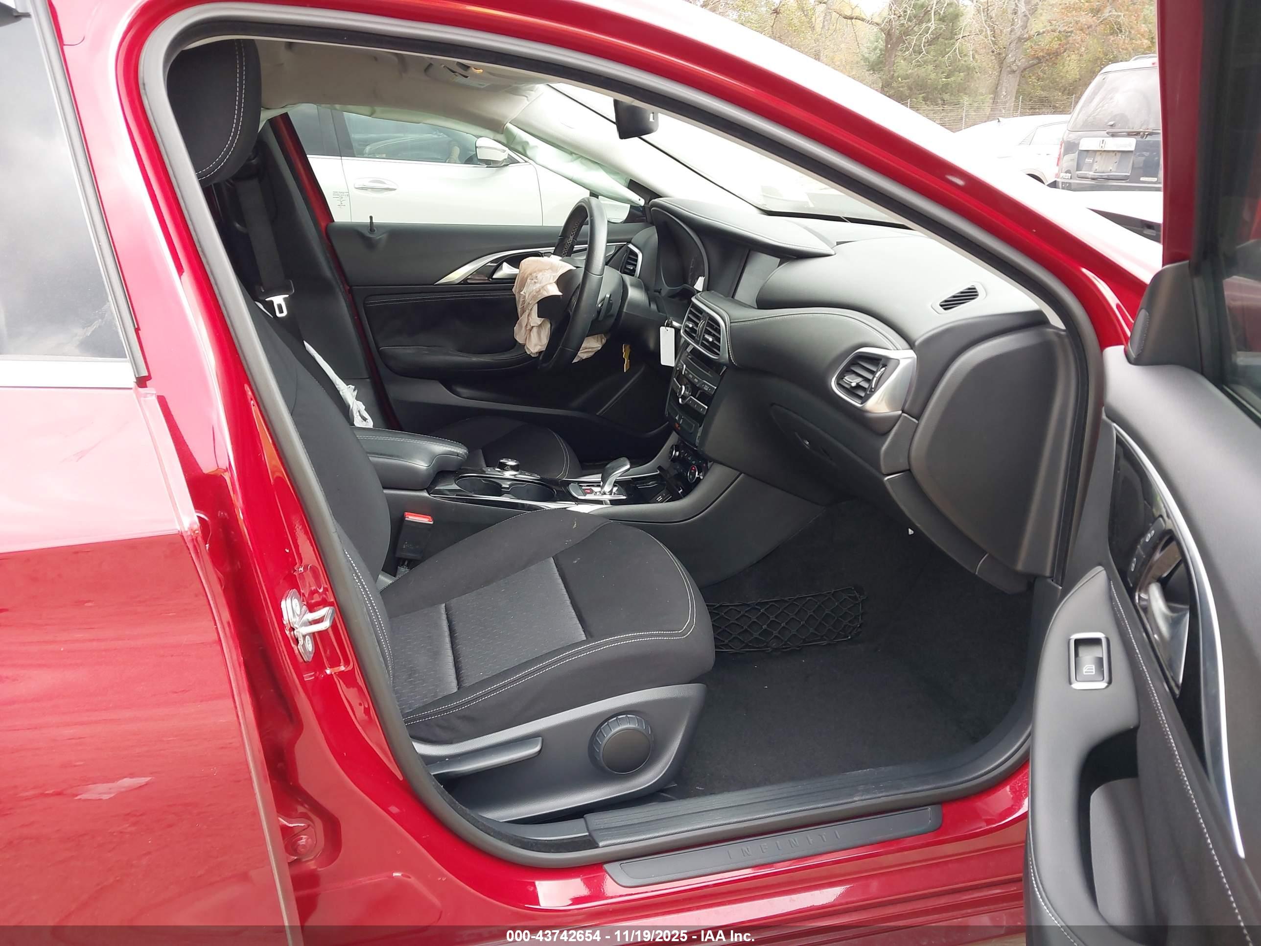 INFINITI QX30 image 5