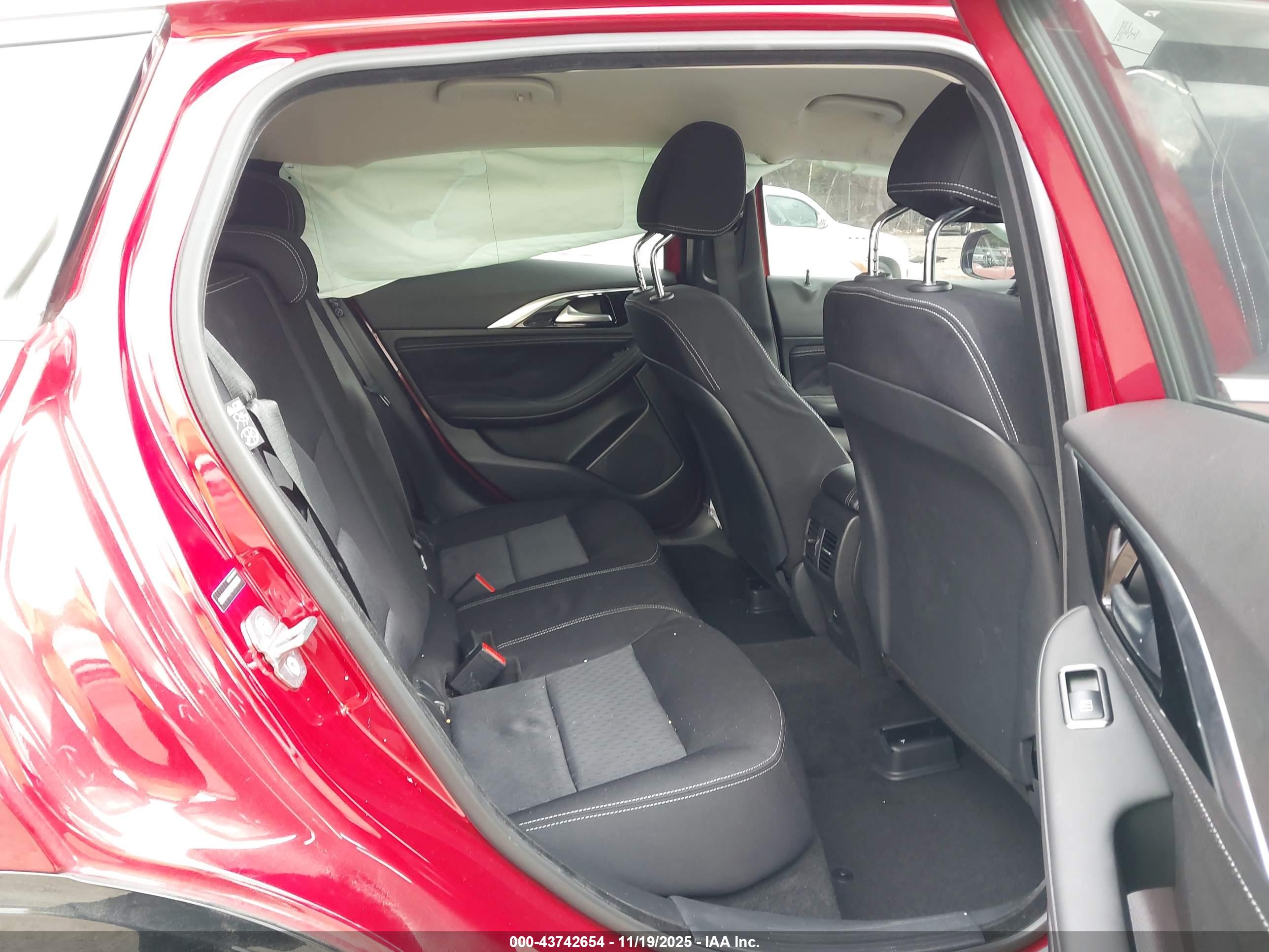 INFINITI QX30 image 8