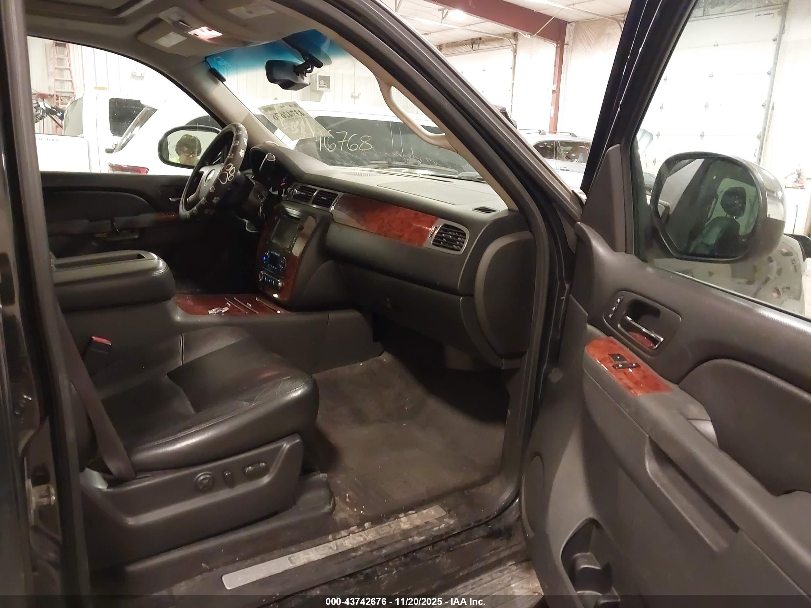 CHEVROLET TAHOE image 5