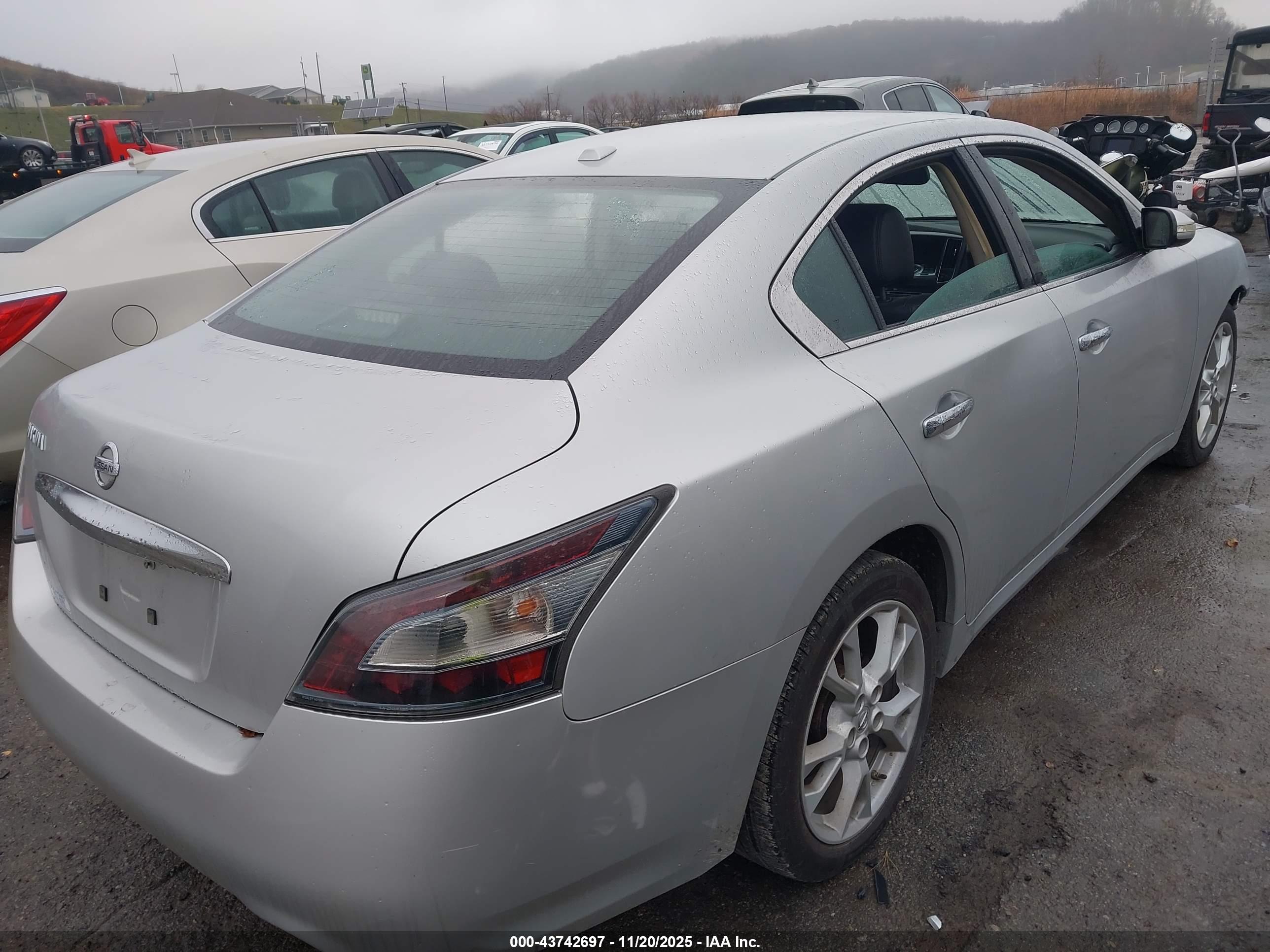 NISSAN MAXIMA image 4