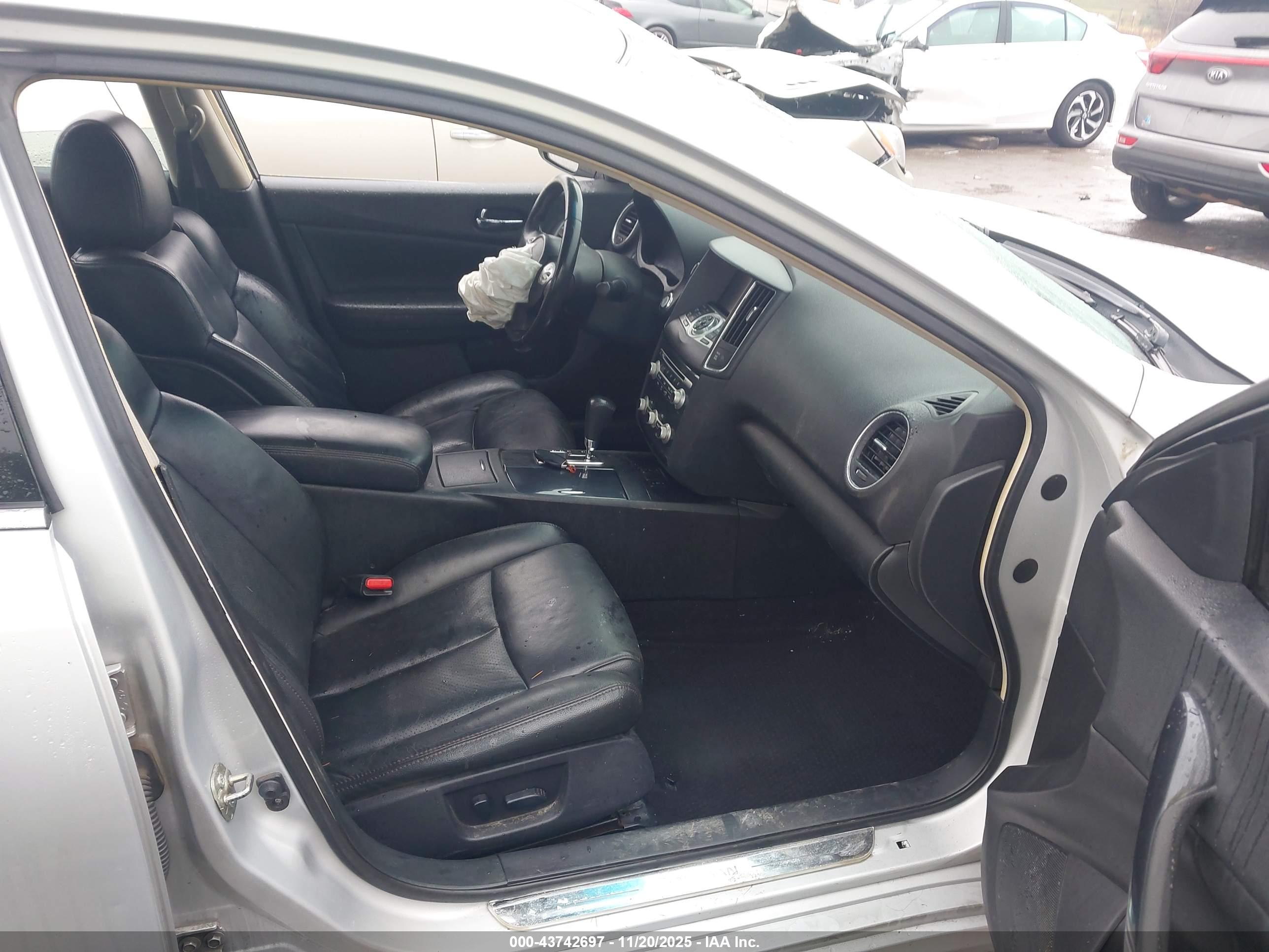 NISSAN MAXIMA image 5