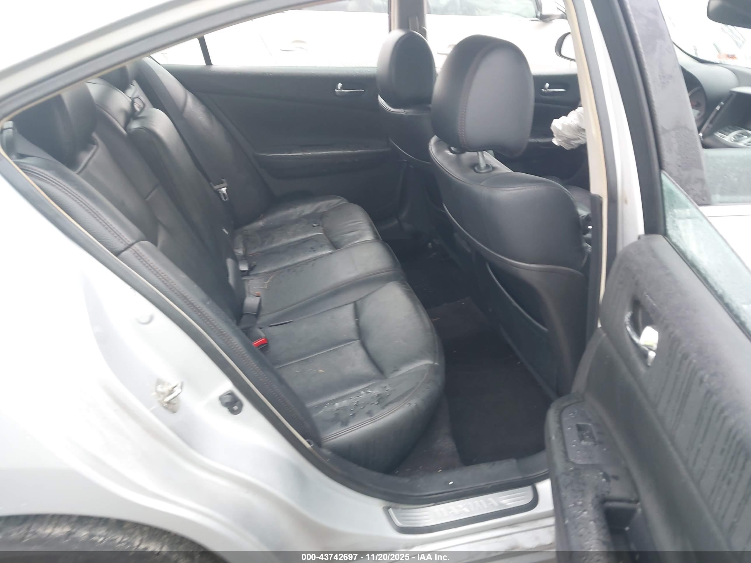 NISSAN MAXIMA image 8