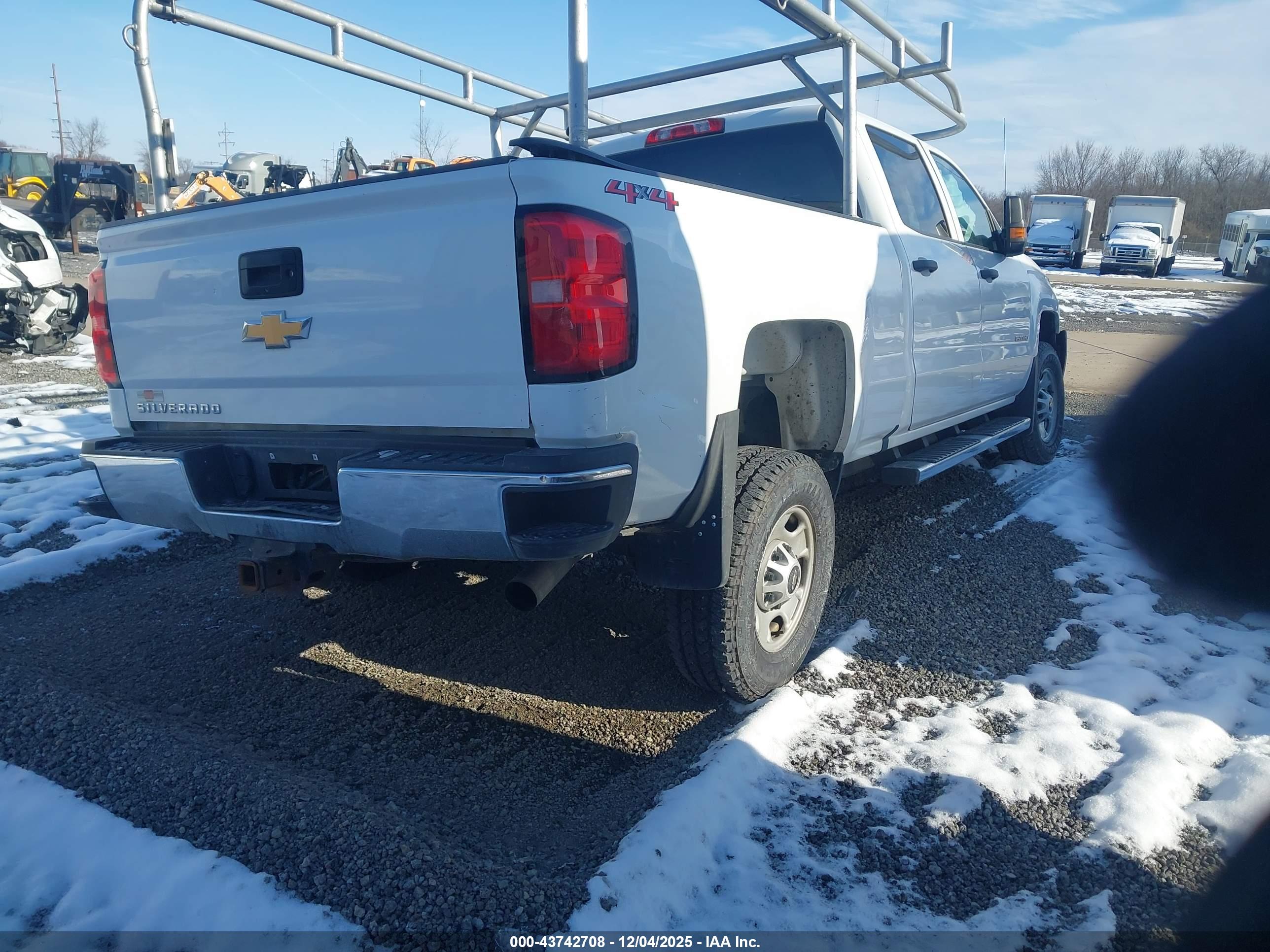 CHEVROLET SILVERADO image 4