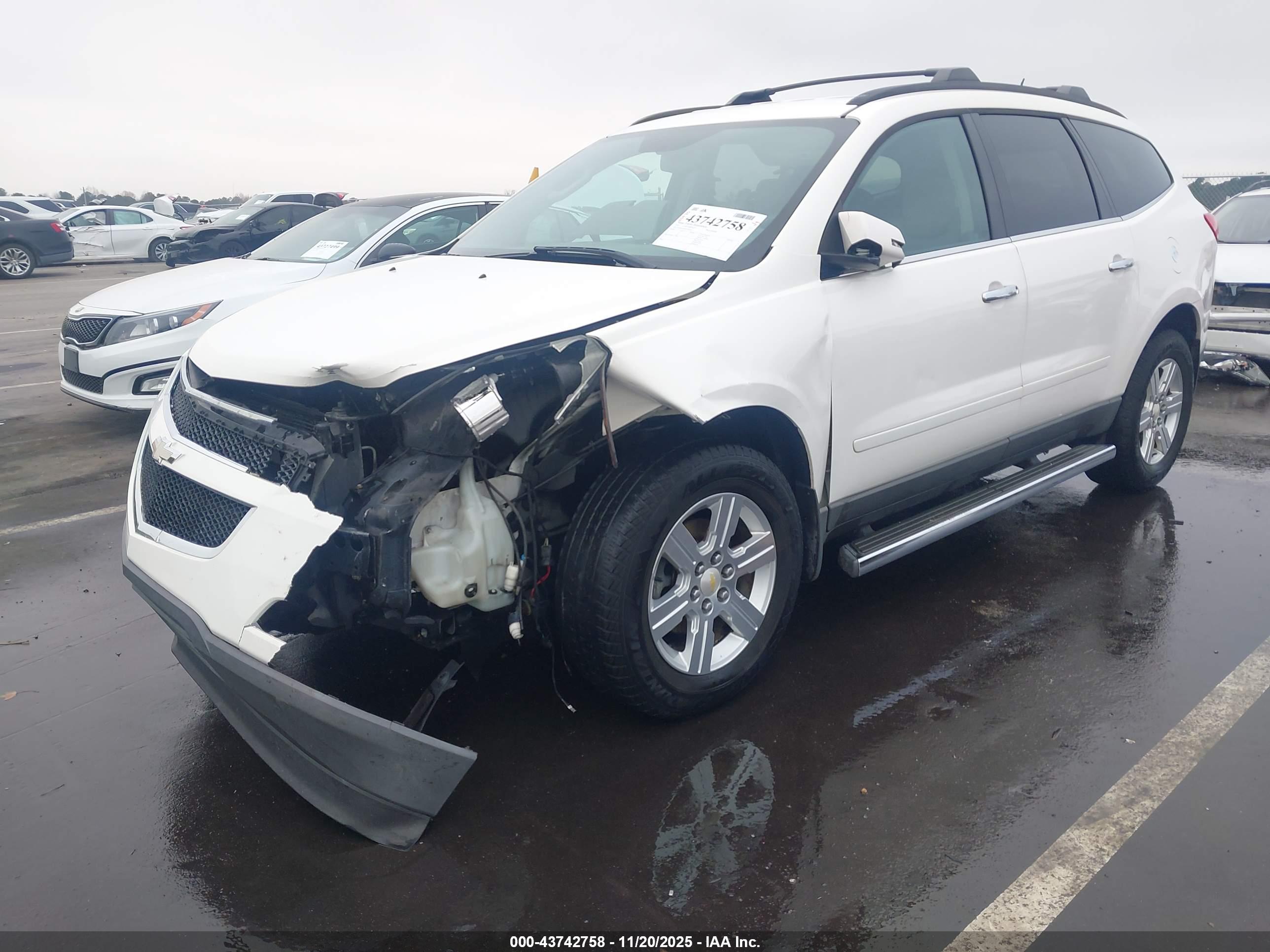 CHEVROLET TRAVERSE image 2