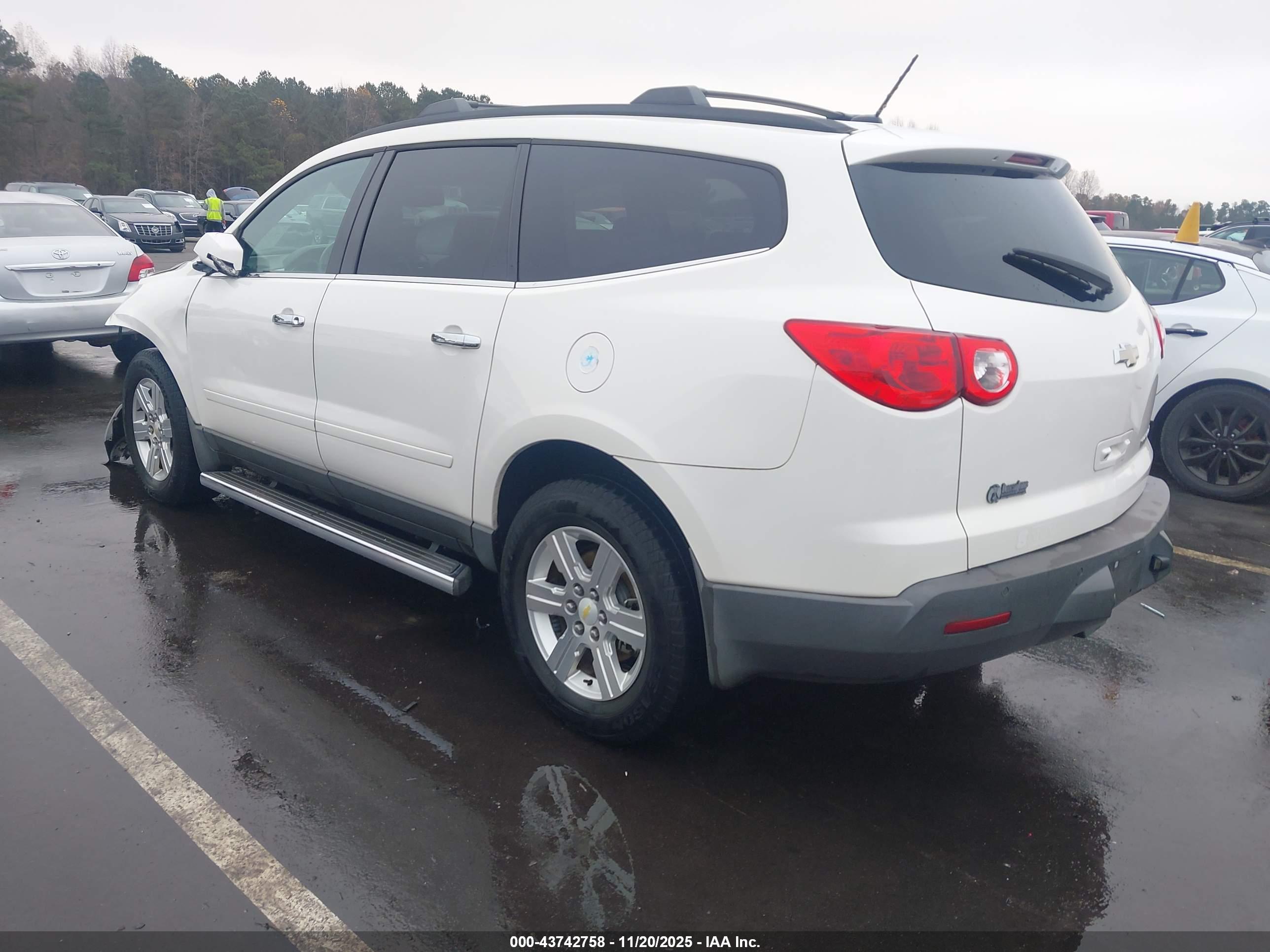 CHEVROLET TRAVERSE image 3