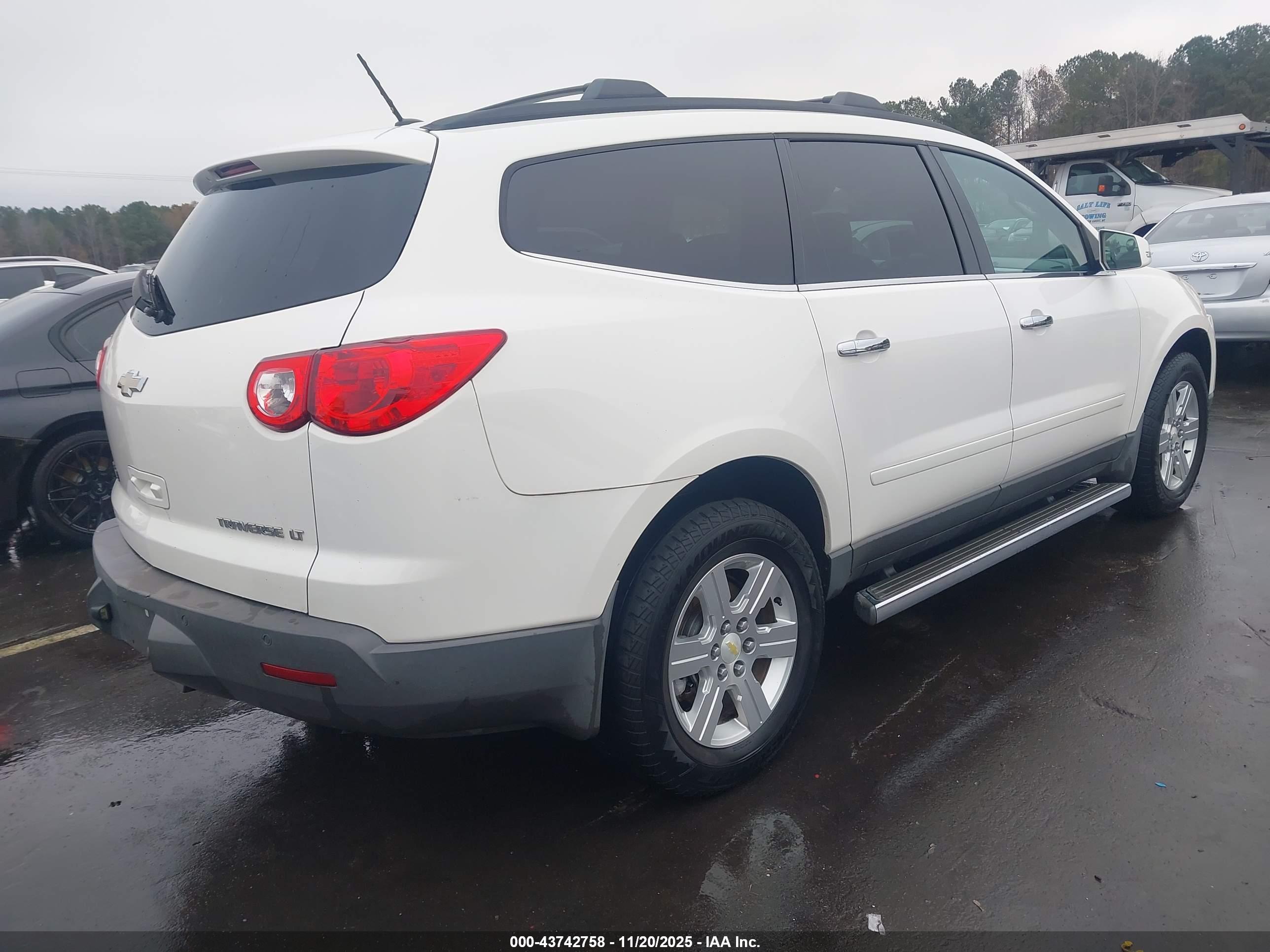 CHEVROLET TRAVERSE image 4