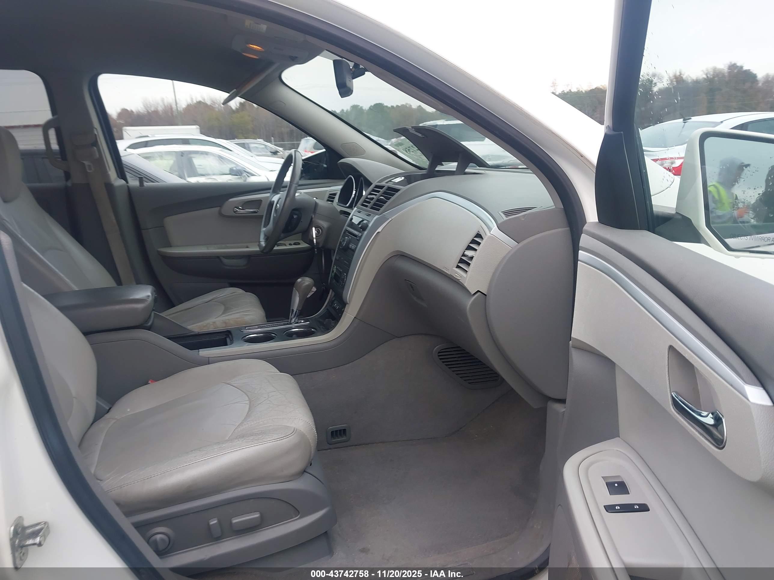 CHEVROLET TRAVERSE image 5
