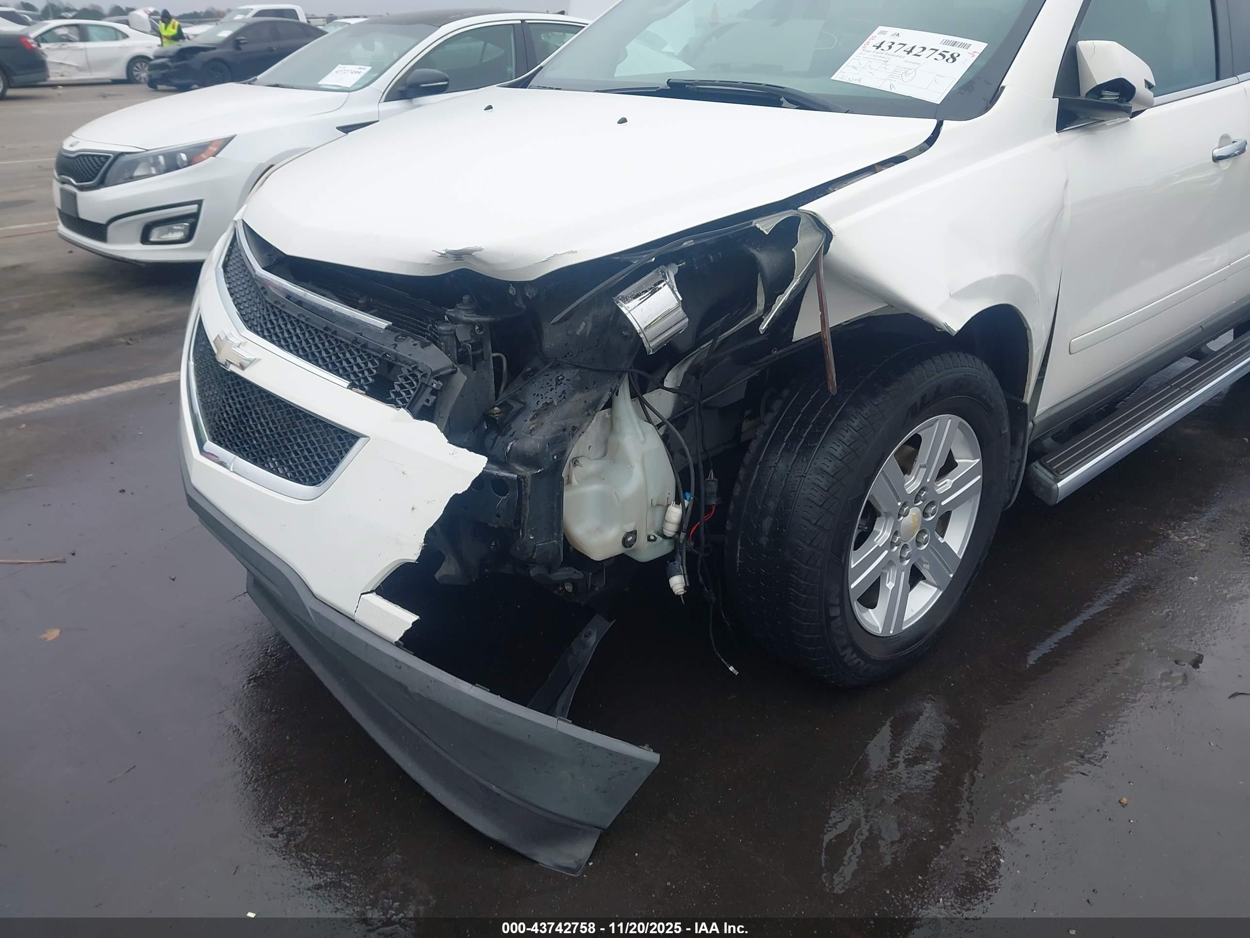CHEVROLET TRAVERSE image 6