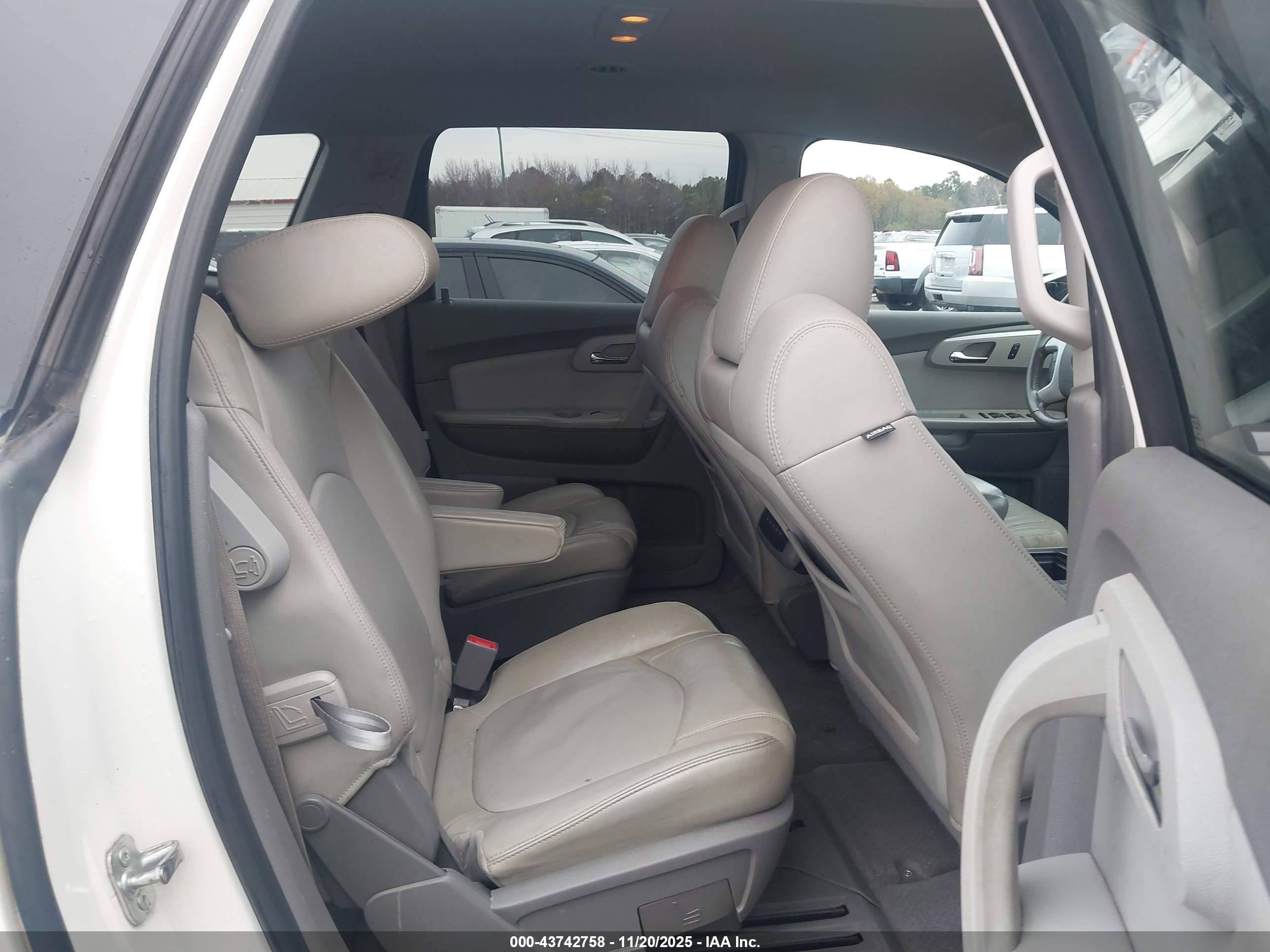 CHEVROLET TRAVERSE image 8