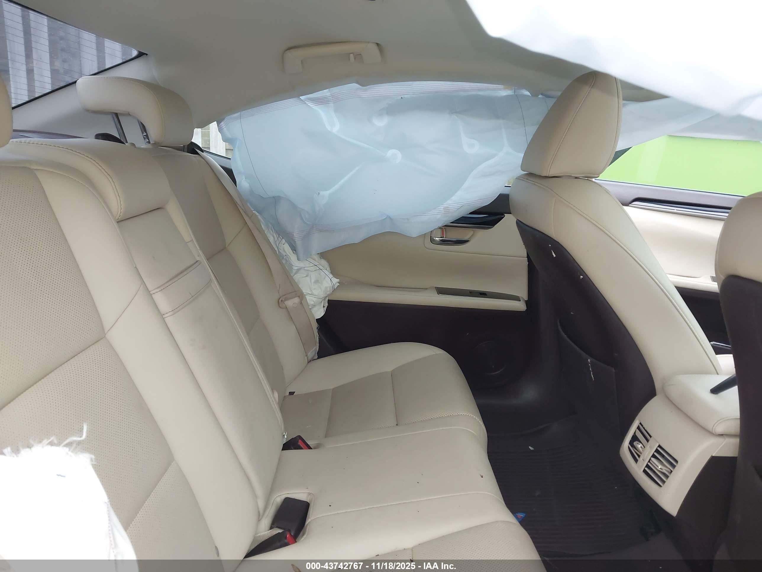 LEXUS ES image 8