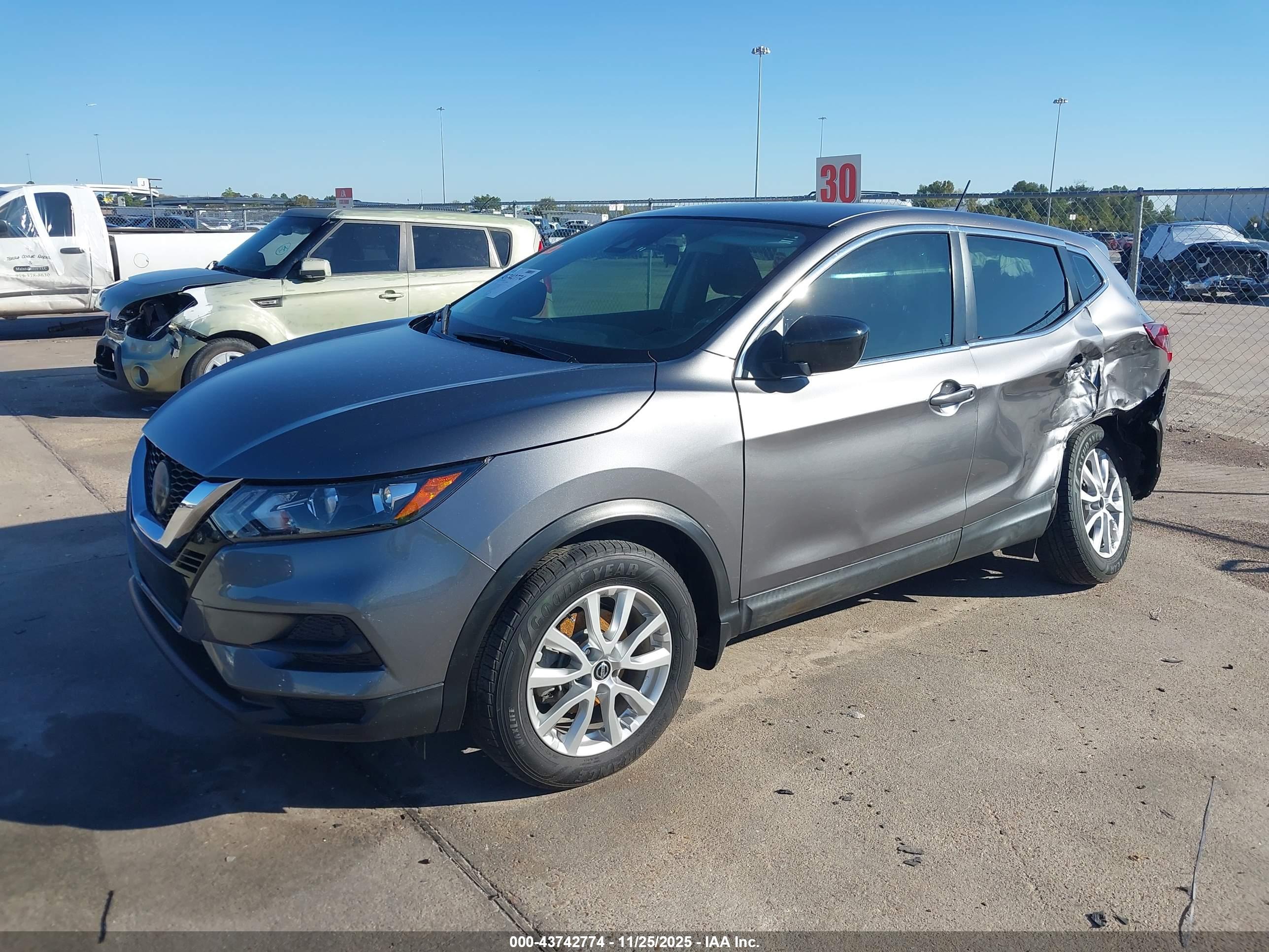 NISSAN ROGUE image 2